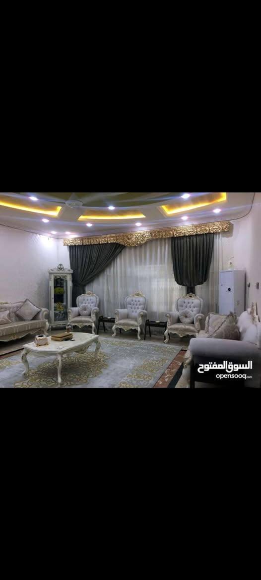 #**دار سكنية وتصلح تجارية % للبيع في مناوي لجم خلف مول البصرة موقع جدا مميز ***
المساحه 300 متر ... الواجهه 12.5 متر بناء طابقين حديث الطابق الثاني يحتوي على شقق عدد 2
 سنة البناء 2020 الموقع ممتاز ( تجاري وسكني ) 

تفاصيل الطابق الأول : يحتوي على 
# غرف نوم 2 بنظام سويت منعزل 

# أستقبال 
# صالة + مطبخ نظام تركي مفتوح 
# صحيات خارجية 
# كراج يسع 3 سيارات 
_______________________
تفاصيل الطابق الثاني : مساحة كل شقة 130م

الشقة الأولى : 
# غرف عدد 2
#صالة +مطبخ مفتوح
# صحيات 
_______________________
الشقة الثانية : 
# غرف عدد 2
# صالة +مطبخ مفتوح 
#صحيات 
_______________________
المنطقة قيد الأنجاز من بنى تحتية وتبليط .... 
الاستفسار تواصل خاص...


**إذا كنت صاحب هذا الإعلان وتريد حذفه لأي سبب، رجاءا أرسل رسالة إلى الدعم الفني**