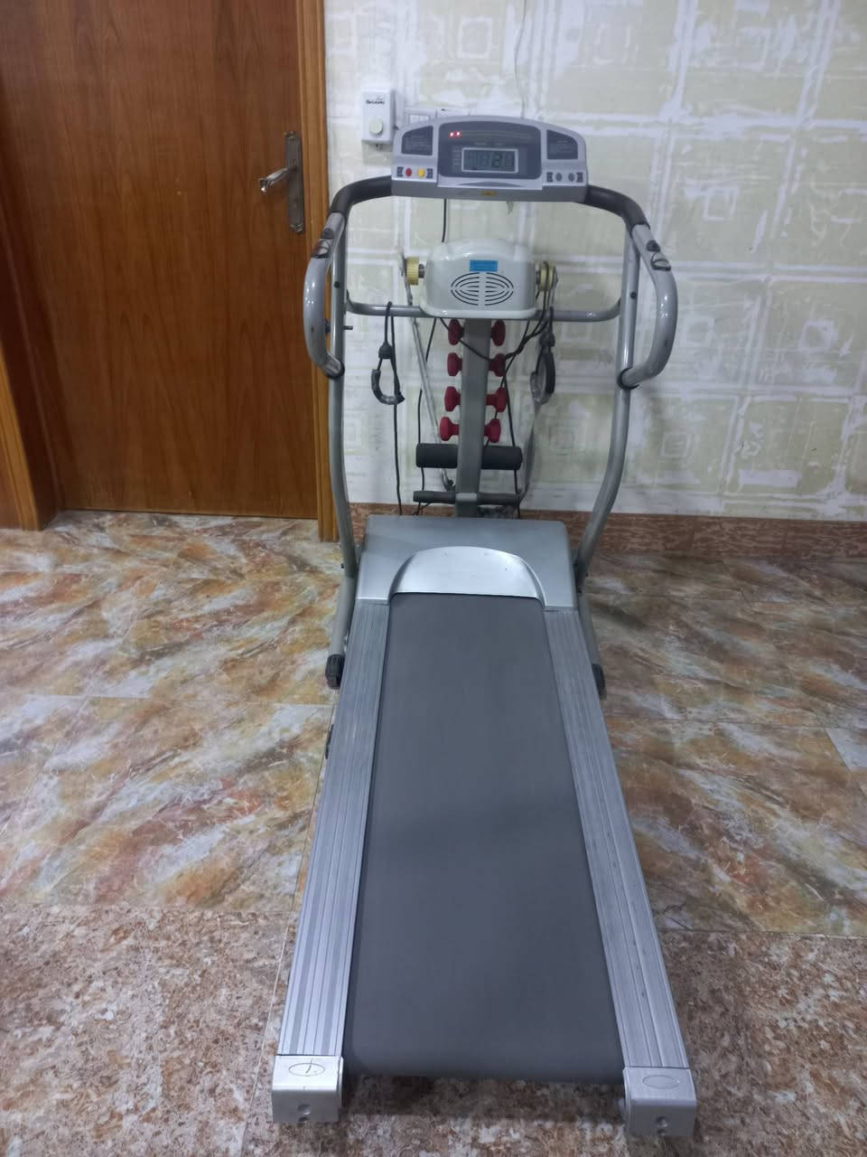 السلام عليكم
جهاز ركض كهربائي
نضيف ما بي شي
السعر 200 الف اوبي مجال 
الرقم ***********
