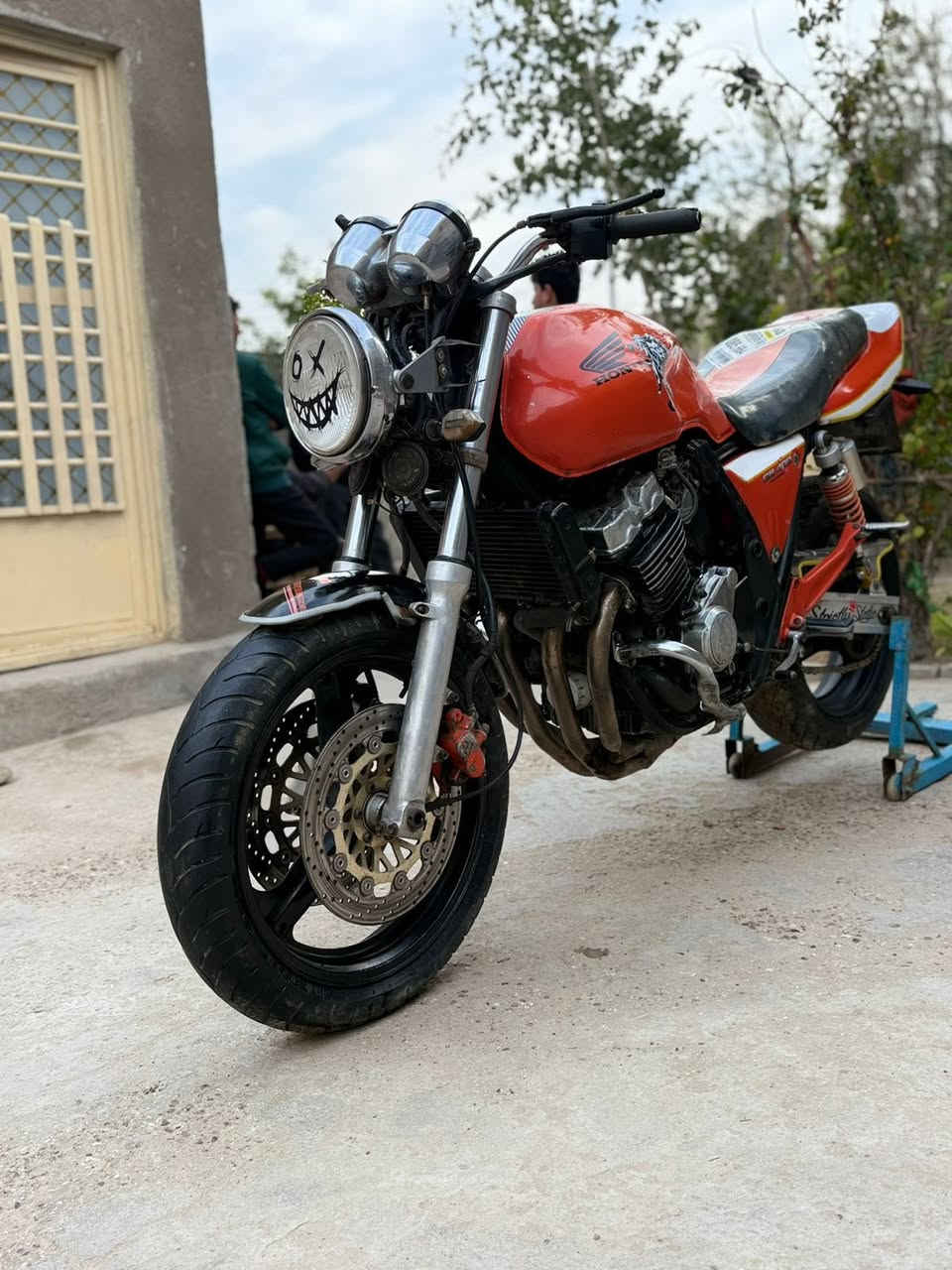 سلام عليكم  دراجة  سيبي فور  جيل اول  دراجة  مال جناي كهربايات شغاله كامله وكمرك   متفوع  دراجة جديده على ايدي  لي عنده مراوس  يجي خاص  مكان  بابل  سعر مليون ونص  شراي يتصل  ولي عنده مراوس يجي خاص   *********** شعندك نزل اني مكلف بنشر العده مراوس يراسل واتساب
