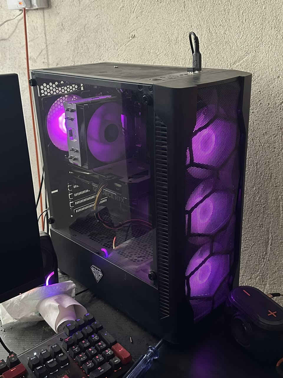 مواصفات الجهاز:
💻 المعالج: Intel Core i5 الجيل 12 (i5-12400F) بسرعة 2.50GHz  
🎮 كرت الشاشة: RTX 4060 سعة 8GB  
🧠 الرام: 16GB بسرعة 3200MHz  
💾 التخزين: 1TB (954GB)  
🖥 النظام: Windows 11 Pro (أصلي)  

✨ الجهاز مناسب للألعاب القوية، المونتاج، والتصميم بدون أي مشاكل.

🎁 الإضافات ويا الجهاز:  
🖥 شاشة 144Hz نوع Avetron  
🎧 سماعة HyperX  
⌨️ كيبورد  

📍 الجهاز نظيف جداً واستخدام شهر واحد وشغله ممتاز، جاهز للاستخدام مباشرة.


**إذا كنت صاحب هذا الإعلان وتريد حذفه لأي سبب، رجاءا أرسل رسالة إلى الدعم الفني**