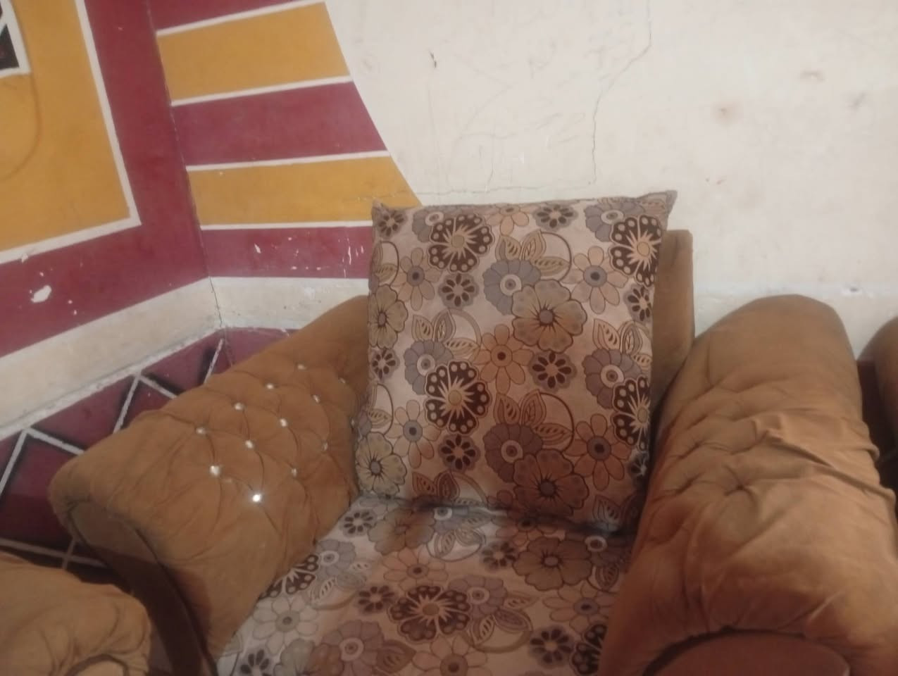 قنفات نضيفات للبيع السعر 100 المكان ديوانيه سنيه ***********
