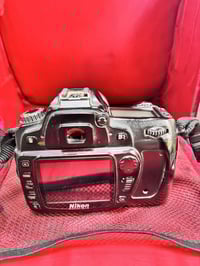 وبركاته اخوان عندي هاي الكامره نوعه دي ٨٠ سعره ٢٠٠ الف بيه مجال شي قلي...