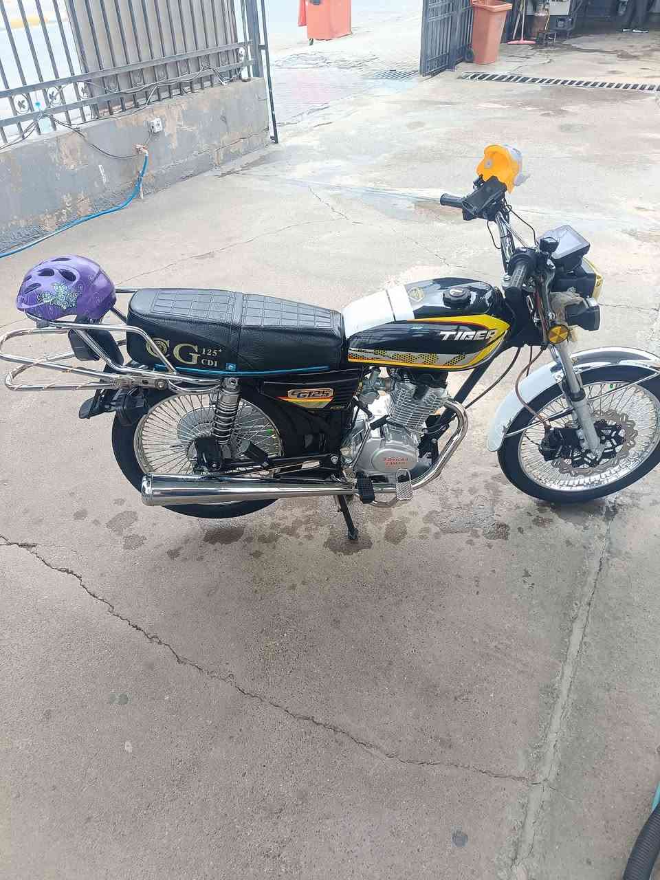 سلام وعليكم دراجه تايكر موديل 25 دراجه نضيفه بعدهه جديده محرك صفر خير من الله كله شغال اوراق كامله بيهه بس نقصهه باتري وبنزات بريك لخلفي سعرهه 650 وبيهه مجال حك جيه هاذه رقمي ***********
