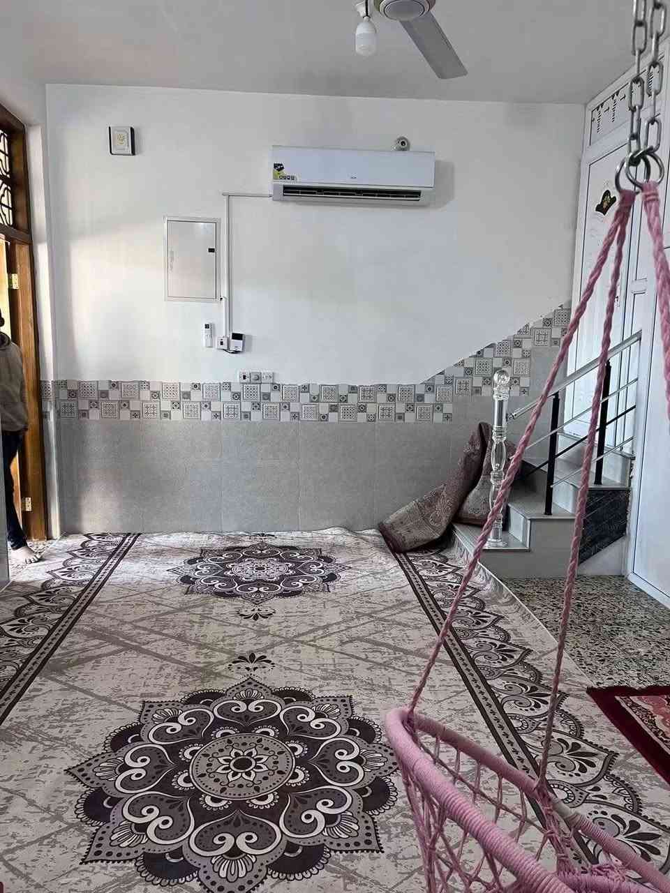 دار سكني بناء حديث طابو زراعي سند 25 باسمي مساحته 160م طابقين الأول يحتوي على غرفه وصاله واستقبال ومطبخ والثاني على صاله وغرفه الموقع على شارع العام الرابط بين حي المعلمين وطريق ابو الجاسم قريب على الولايه السعر 72 مليون وقابل للتفاوض للاستفسار ***********
