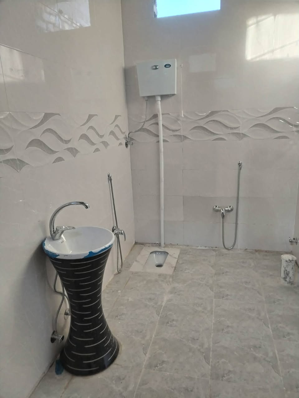 🏡 دار طابقين للبيع – فرصة مميزة 🏡
📍 العنوان: طهمازية – عمود 99 – داخل الفرع
📐 المساحة: 150 متر
📑 جنس العقار: طابو زراعي – سند 25
✨ الدار مرتب وحديث 2026 وباقي بي نواقص بسيطة، وإذا الشاري يحب نكملهن يتم حساب التكلفة وإضافتها على السعر بكل وضوح.
🔹 تفاصيل الدار:
3 غرف نوم
2 هول كبار (واحد بالطابق الأرضي وواحد بالطابق الثاني)
مطبخ
استقبال
3 مجمعات صحية
واحد بالطابق الأرضي
واحد بالطابق الثاني
واحد خارجي قيد الإنشاء
المجمعات مجهزة بـ كيزر + تانكي ماي وشغل درجة أولى
🔹 الخدمات متوفرة بالكامل:
✅ ماء
✅ كهرباء وطنية
✅ خط مولدة
✅ إنترنت ضوئي قريب جداً
كل هذا وبسعر ١١٨ مليون قفل 
و شراي يتفضل وتساب ***********
