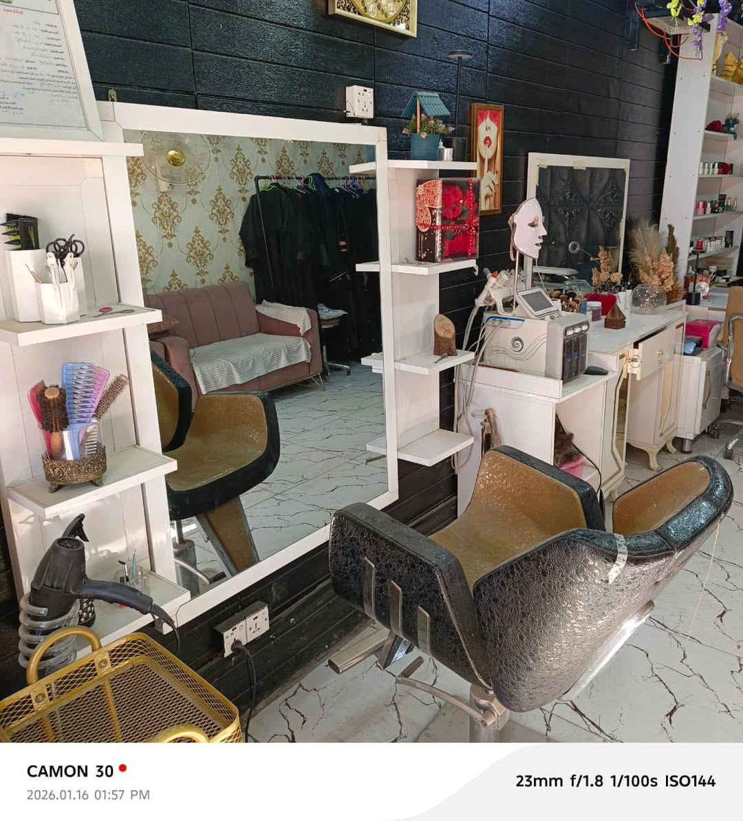 ✨ فرصة استثمارية راقية – صالون نسائي متكامل للبيع ✨
يُعرض للبيع صالون نسائي فاخر، مجهّز بأحدث المعدات ومصمّم بذوق أنيق يلبي أعلى معايير الجمال والراحة، وجاهز للعمل فورًا دون الحاجة لأي إضافات.
الخدمات المتوفرة داخل الصالون:
💅 منكير وبدكير باحترافية عالية
💎 أظافر أكريليك وجِل
🌿 خدمات العناية بالشعر والبشرة
🎨 تاتو (وشم تجميلي) بأدوات متكاملة
مميزات الصالون:
🌸 موقع مميّز وحيوي
🌸 ديكور فاخر وحديث
🌸 أجهزة ومعدات كاملة
🌸 قاعدة زبونات ثابتة وسمعة ممتازة
🌸 إدارة سهلة وعائد مجزٍ
البيع لأسباب خاصة.
فرصة نادرة للباحثات عن مشروع ناجح ومستقر.
📞 للتواصل والاستفسار: ***********
— للجادّات فقط —
