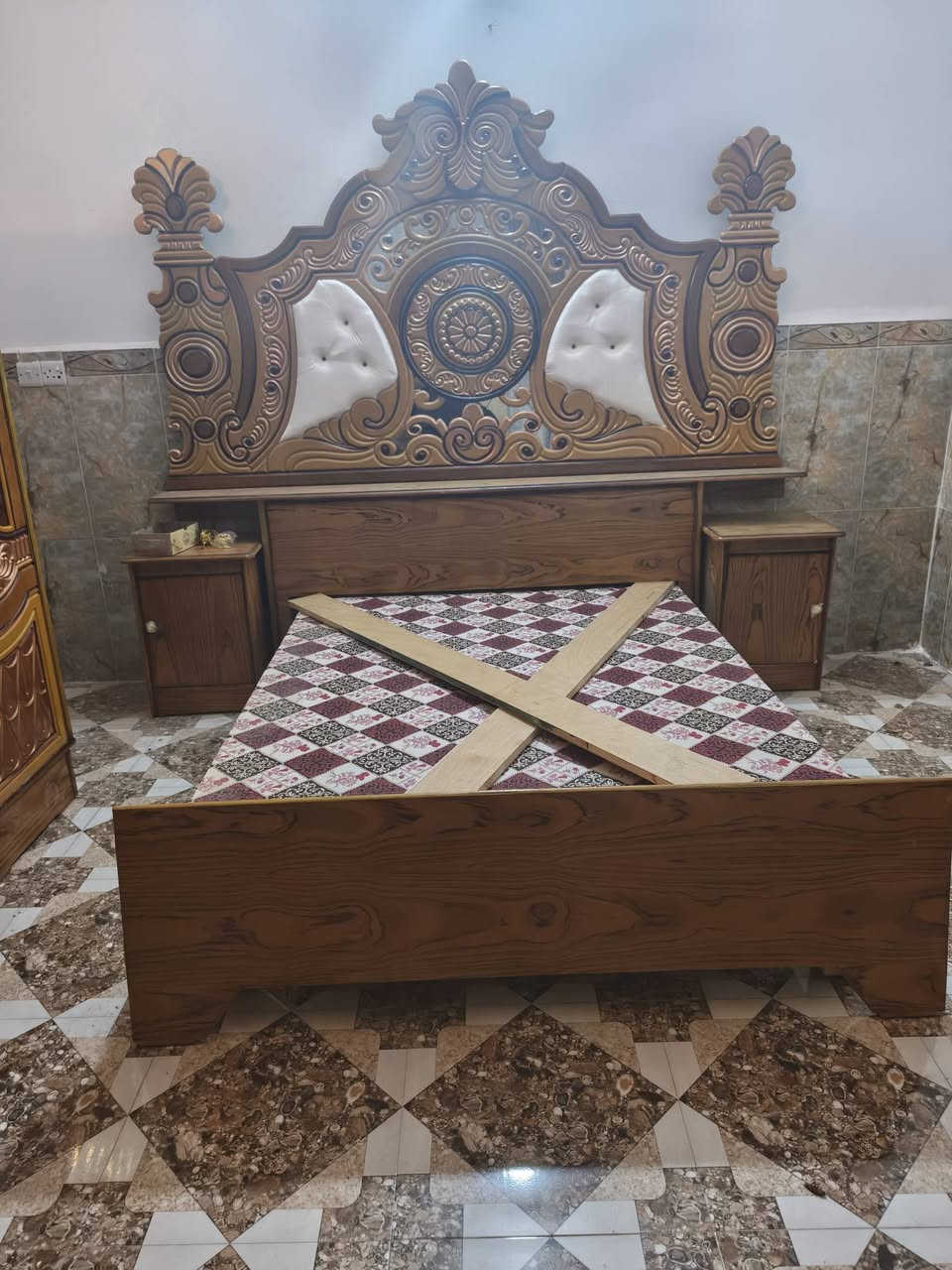 السلام عليكم غرفه اخشاب كامله ابد ما مستعمله سعره 750او بيه مجال  ‏‪***********‬‏
