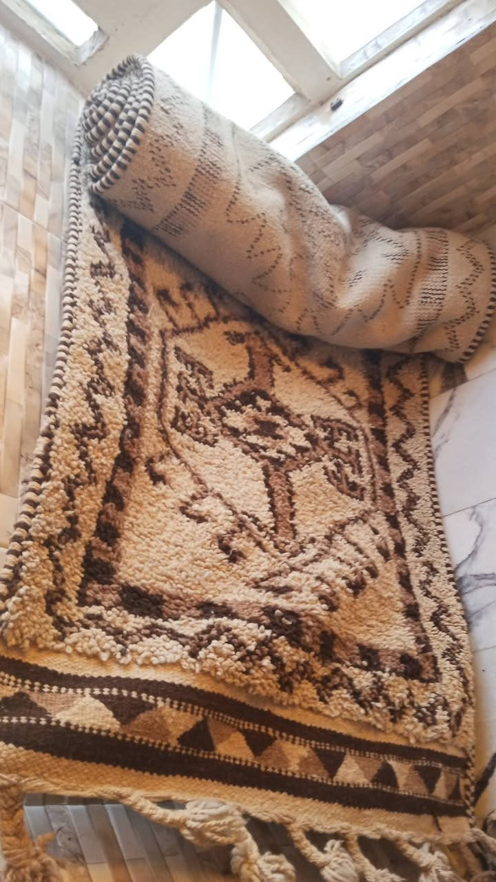 بساط عراقي يدوي (أنتيك) للبيع
الوصف: شغل يدوي عراقي قديم، صوف طبيعي 100%، نقشة تراثية مميزة.
الحالة: نظيف جداً جداً (بحالة الوكالة) وخالٍ من أي عيوب أو تآكل.
القياس: الطول 7 أمتار.
السعر: 500 ألف ( قابل للتفاوض )للتواصل واتساب ***********
