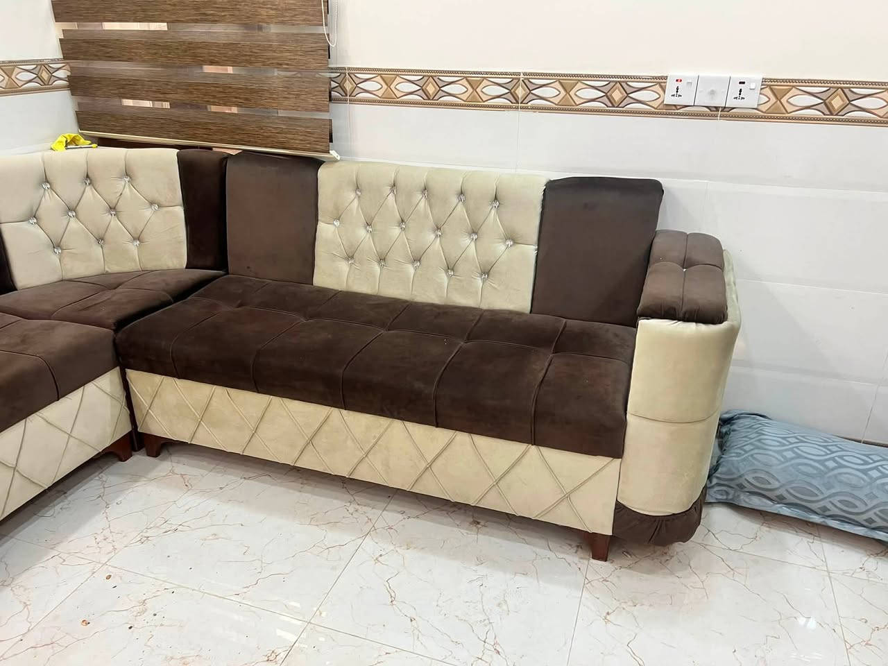 سلام عليكم ديوان ١٠مقاعد جديد ممستخدم شي قليل السعر ٣٥٠)***********
