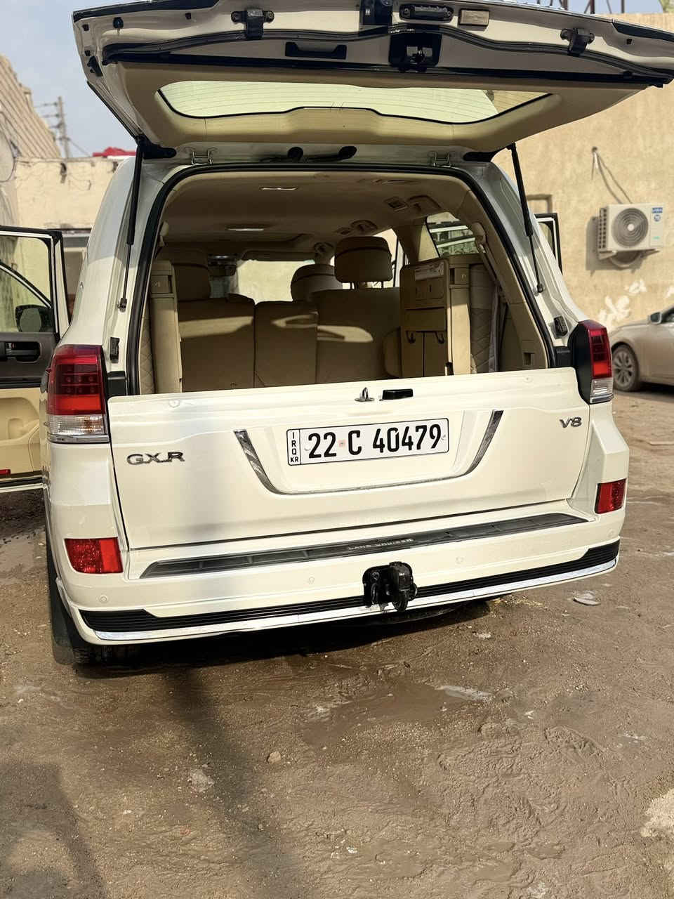 تويوتا لاندكروز ساز 2017السياره مكفوله من الضربه بيها رش كلير اثر طخة بالداير الخلفي ومرشوش الباب وشويه من جاملغ توحيد لون وبيها شبر بخشم البنيد. السونار مرفق 
8سلندر 
كشن كهرباء عدد2
حساسات
تشغيل ع بعد 
كامرات 4
فتحة سقف 
السياره ماشيه 200 الف 
مكينه وكير كفاله 
السعر 450 وبيها مجال للشراي 
سنويه وهزه جديده 
***********
