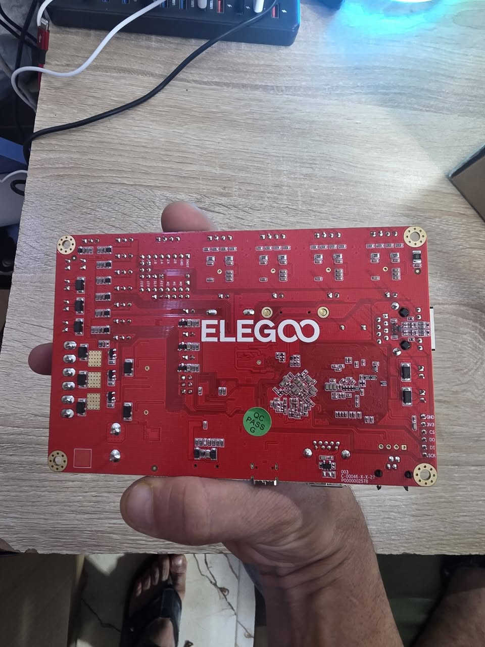 هذه هي اللوحة الأم ومحرك خطي لطابعة Elegoo Neptune 4 / 4 Pro ثلاثية الأبعاد.
اللوحة الأم: لوحة صامتة تعمل بنظام ARM 64-bit عالي الأداء لتشغيل برنامج Klipper. 
المحرك الخطي: محرك مخصص للتحكم في حركة أجزاء الطابعة بدقة. 
الميزات: تتضمن ميزات تبريد قوية ودعم لسرعات طباعة عالية الي تخدمه يخلي سعره التواصل ع الرقم ***********.
