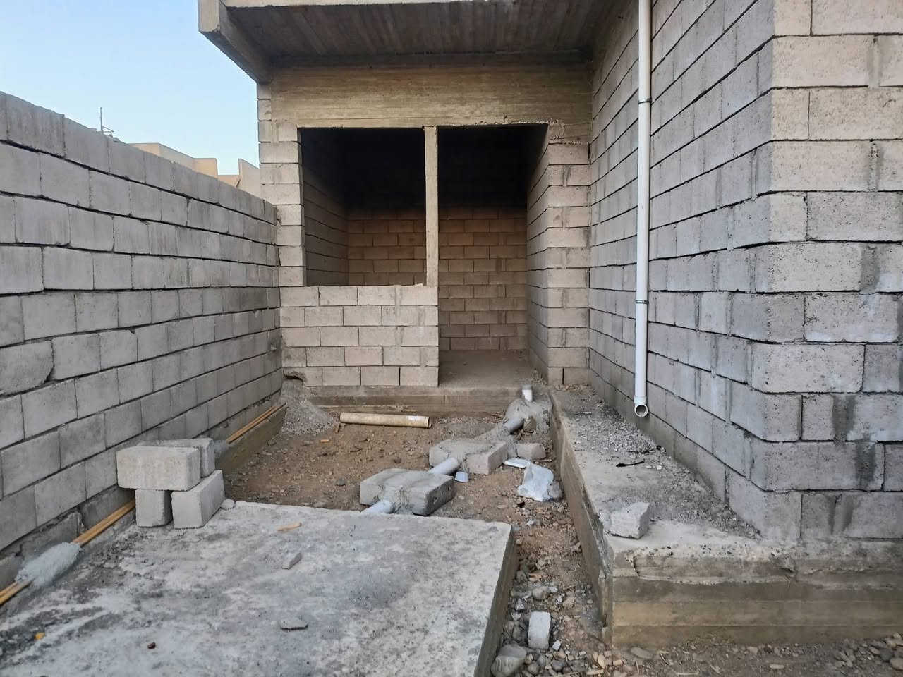 بيت هيكل للبيع 
في القوسيات على طريق تل كيف 
التقطيع جمعية اسكان تلكيف 
البيت قطعة واحدة مساحة ١٠٥ متر مسجل باسمي 
كهرب وطني ومولدة وشارع تبليط 
البناء على اساس رفت 
يصير خلف اسواق ابو يوسف 
امام منطقة غرفة تجارة 
البيت طابق واحد بينو غرفة نوم و غرفة جلوس و غرفة خطار و مطبخ و مشتمل حمام ومرافق و كراج للسيارة 
تاسيس مجاري وقسطل و بواري مي 
السعر ٤٢ مليون وبيه مجال 
الرقم ***********
