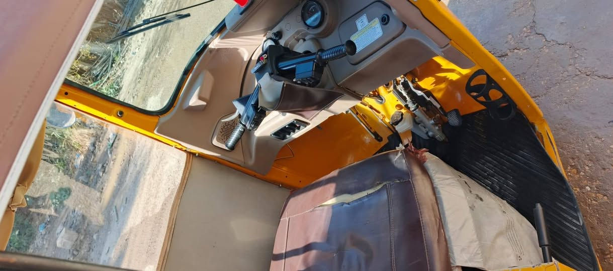 تكتك ٢١رقم وسنويه هزه جديده كفاله عامه كشر ومحرك
بس طخه صغيره جوه دعاميه 
العنوان بغداد الدوره 
قفله 7ونص مابيه مجال ***********
