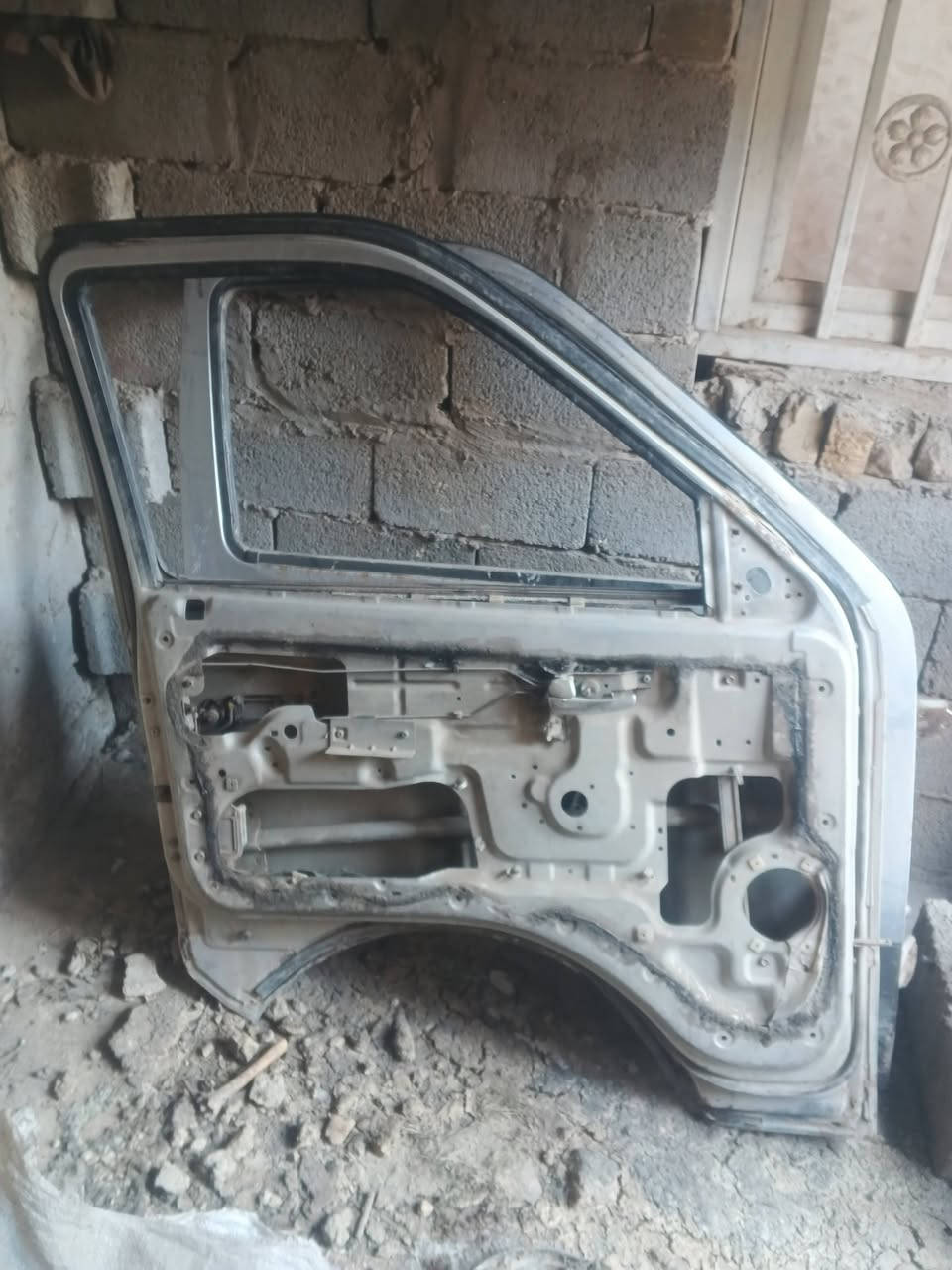 السلام عليكم يبان للبيع يدات الموجوده جامهن موجود مواطير ما بيهن يده مال باب سلايد اصليه عاديه ما اعرفها سعر البيبان 100 سعر اليد 30 مكان بغداد حي النصر ***********
