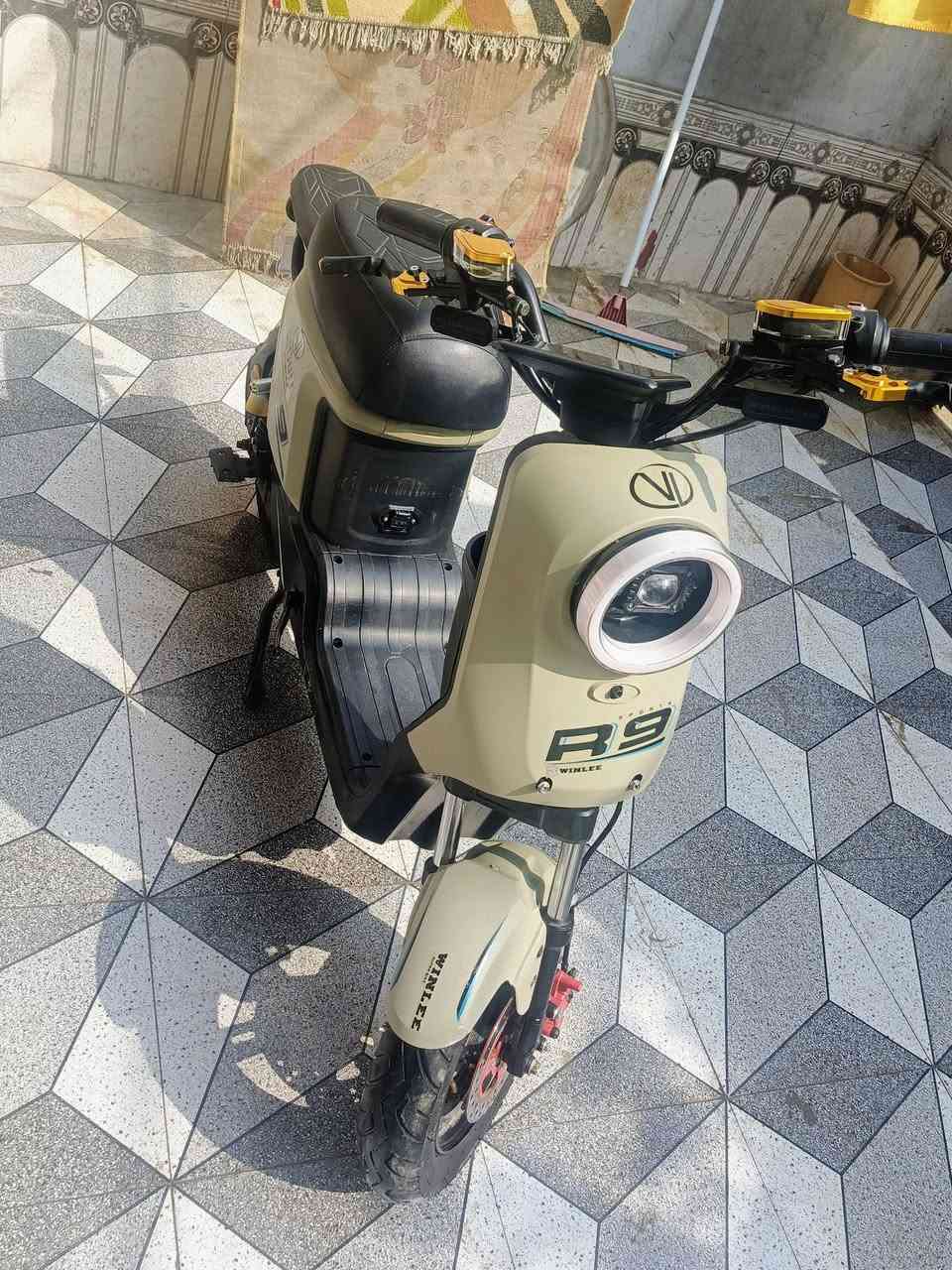 سلام عليكم دراجه شحن R9شركه وللي موديل 2025 بطاريه عملاقه 32شركه ولي شاحنه دراجه اصليه موجوده +دسكات رياضي يعني انسه شي عطل خارجي استخدامها قليل سعر400وبيها مجال لشراي تواصل***********واتساب كل الهله بيكم
