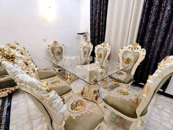 السلام عليكم صالة متكونة من تخم عشر مقاعد +ميز طعام ثمن كراسي + فاترينة
طبلة كبير مع ثنين جانبيات  
تواصل على رقم ***********تصال او واتساب
العنوان بغداد
