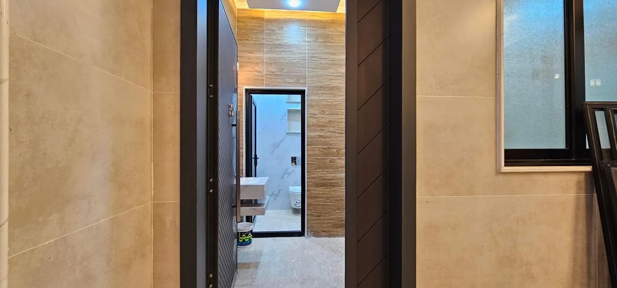 إعلان مكتب اياد عن دار للبيع في النجف الأشرف.🧿اللهم صلِ علىٰ محمد وآل محمد 🧿حي الجامعه   طابقين 150م

التفاصيل:عندك عقار للبيع او مراوس دار قطعه ارض مرسله مكتب على وساب 

- المساحة:150م واجه 7/50ونزال 20
- الطوابق: طابقين
- الغرف: 4غرف نوم
- البناء: فول VIP
- الموقع:حي الجامعه شارع 20  
- التصميم: لوحة فنية مع لمسات أنيقة

الطابق الأول:غرفه 1وصاله مطبخ  استقبال صحيات 

الطابق الثاني:3غرف نوم صاله صحيات 

التواصل:

- مكتب : ***********/***********
- العنوان: حي السلام شارع المكاتب او شارع ابو دجاج قرب شارع مستوصف 

هذا الإعلان يظهر دارًا فاخرًا للبيع، مع تصميم عصري وتصميمات أنيقة.
