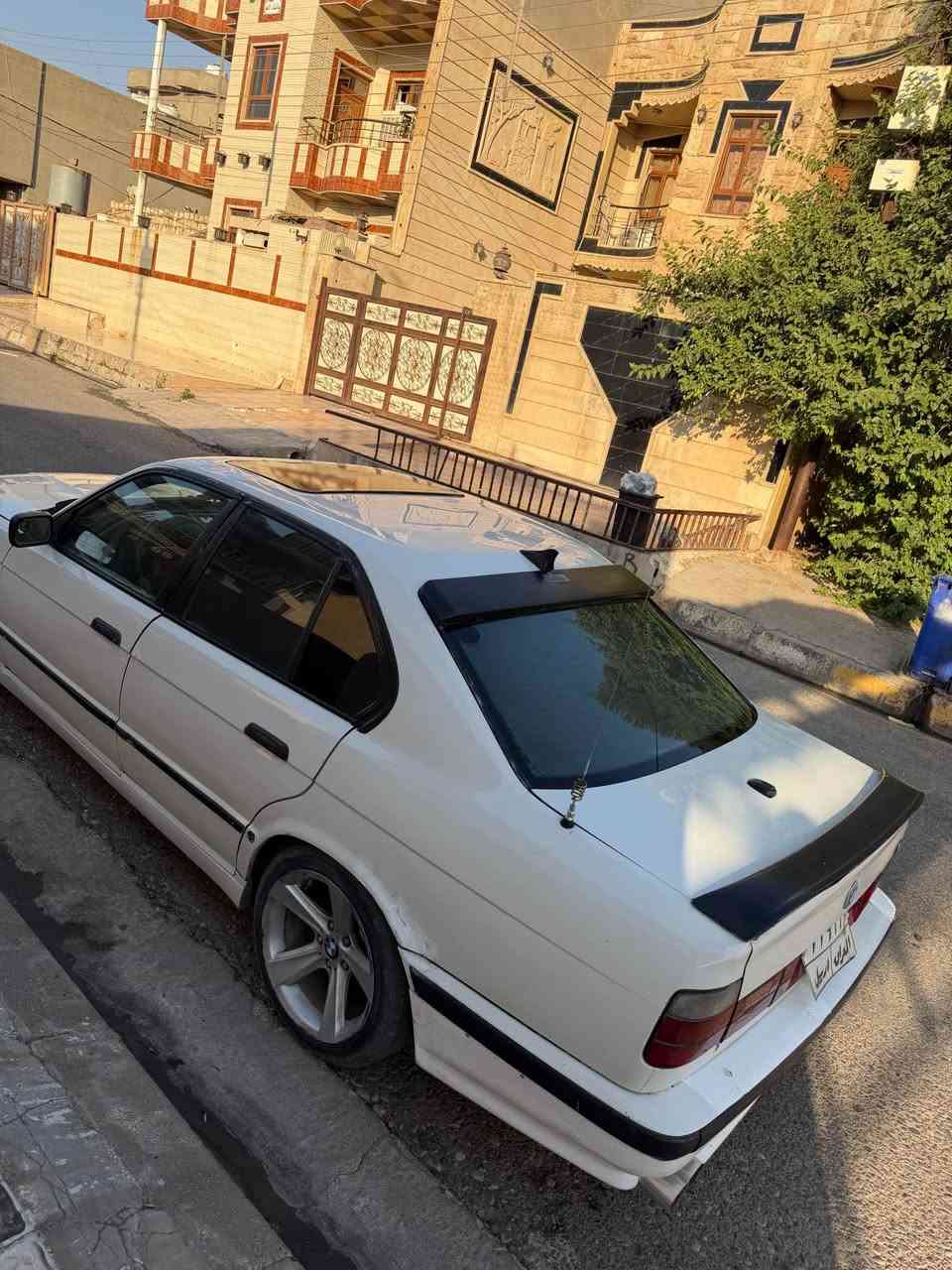 بيئم موديل 1990 گيرو مه كينه بي عيبه بس يك توز له زخت بوخاره كي هه يه زور كم سرف ده مات به عام بو بيئم سرفه كي هه ر هه يه سياره كي خاوينو جوان ريك ناو غرفه ي جوانه ته بريده كوبليسه ري تيك جوه ره قم هه وليره به شرتي تحويل 3 وه ره قه عرامه ي له سه ره سبغ عام نيه به عام ده فروشم دحميكي خه فيفي لاي دينكه ي سكني هه يه خوي له شتي دايه ته نيشتي بيشو بشتي كبسه سيلايده سعري 35 مه جاليكي زور كه م واتساب *********** 
كورك *********** 
شوين هه ولير أربيل, العراق
