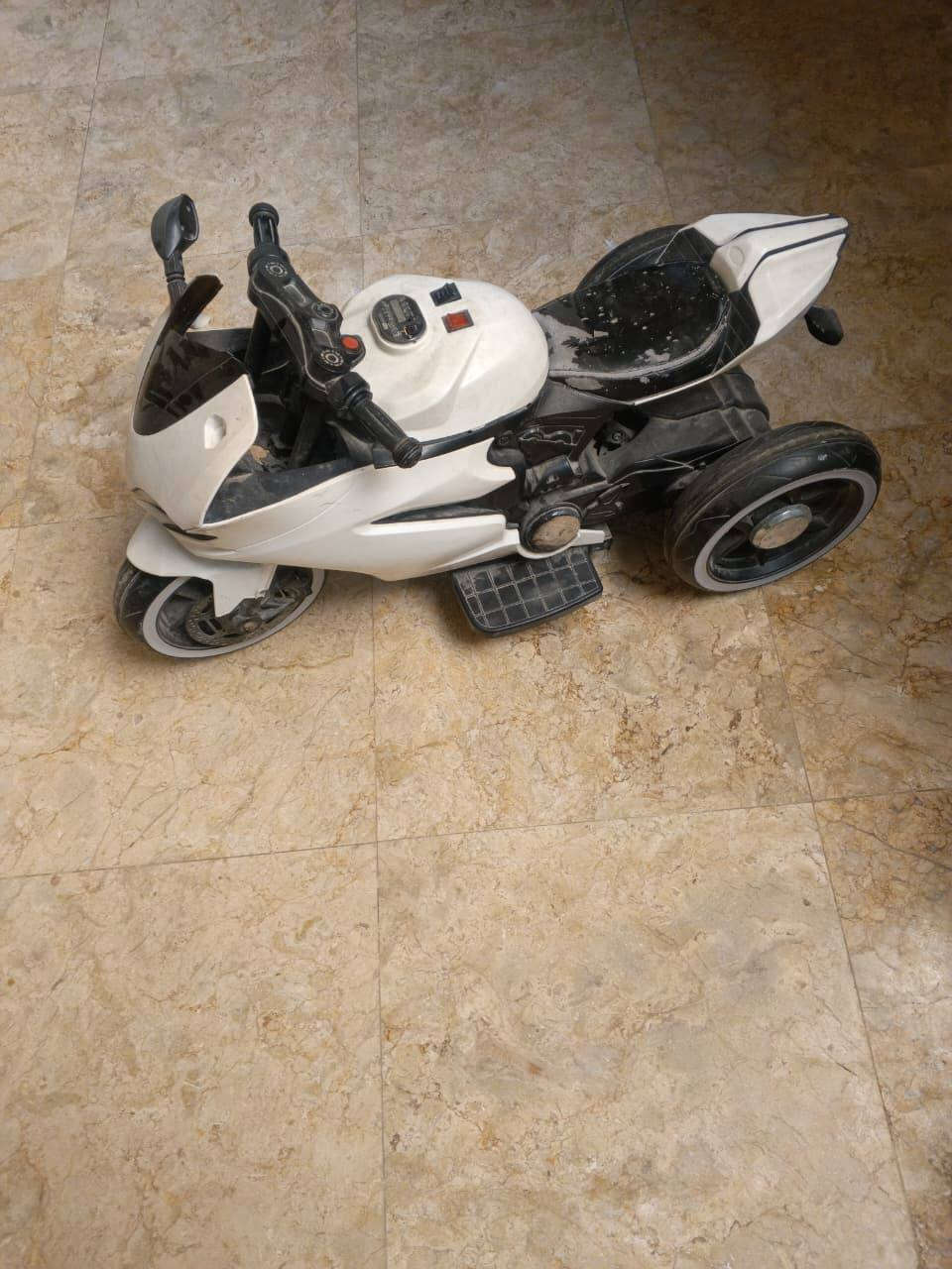 سلام عليكم دراجه شحن للبيع شغاله بس بدون باتري وشاحنه سعر 35 بيهاا مجال مكان ميسان حي جمعيات رقم ***********
