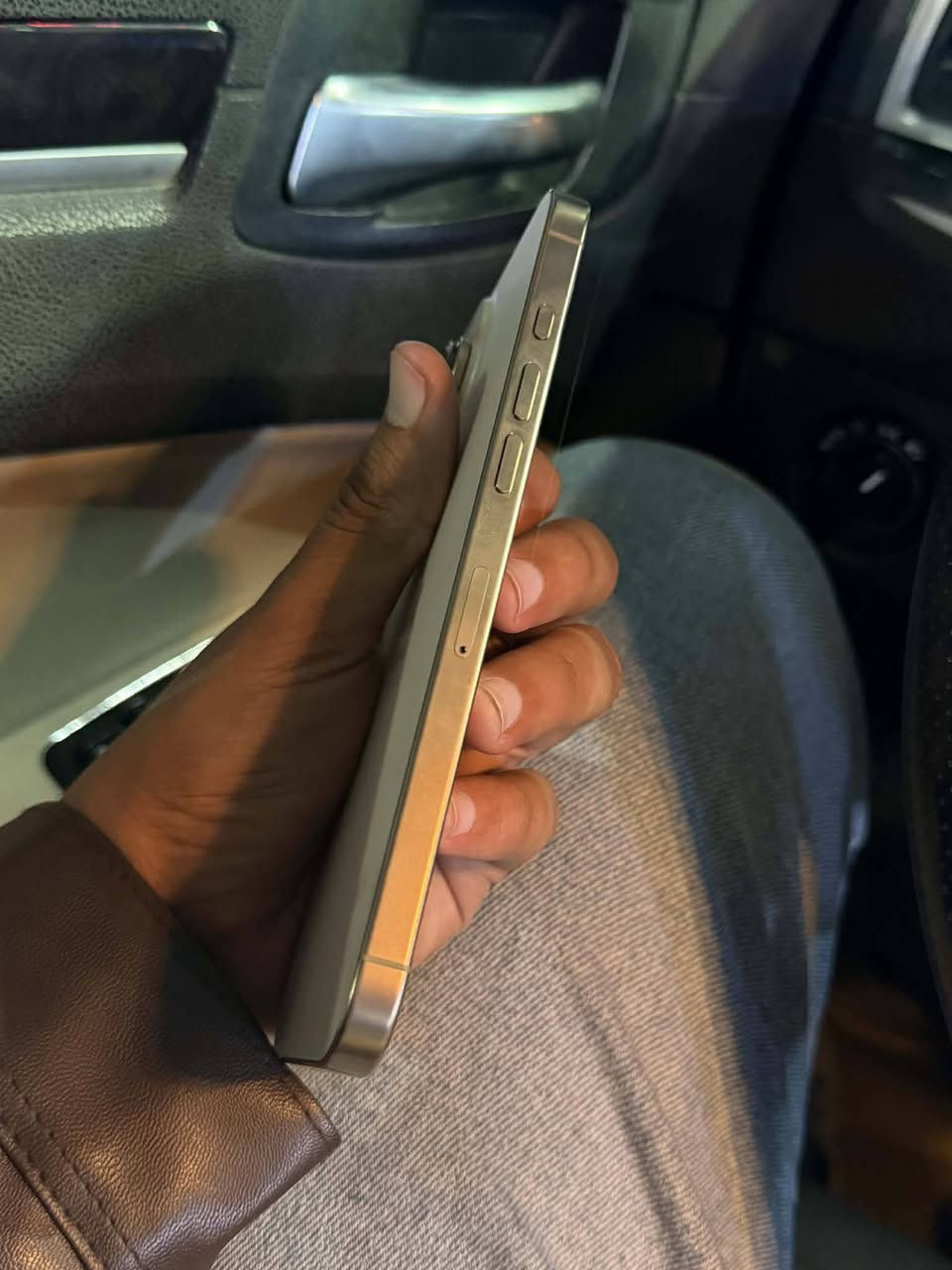 سلام عليكم ايفون 16 برو ماكس شرق اوسط ذاكره 256 بطاريه 98 سعر مليون 325 وبي مجال بسيط .  للاستفسار اتصال ‏‪0783 223 6821‬‏
