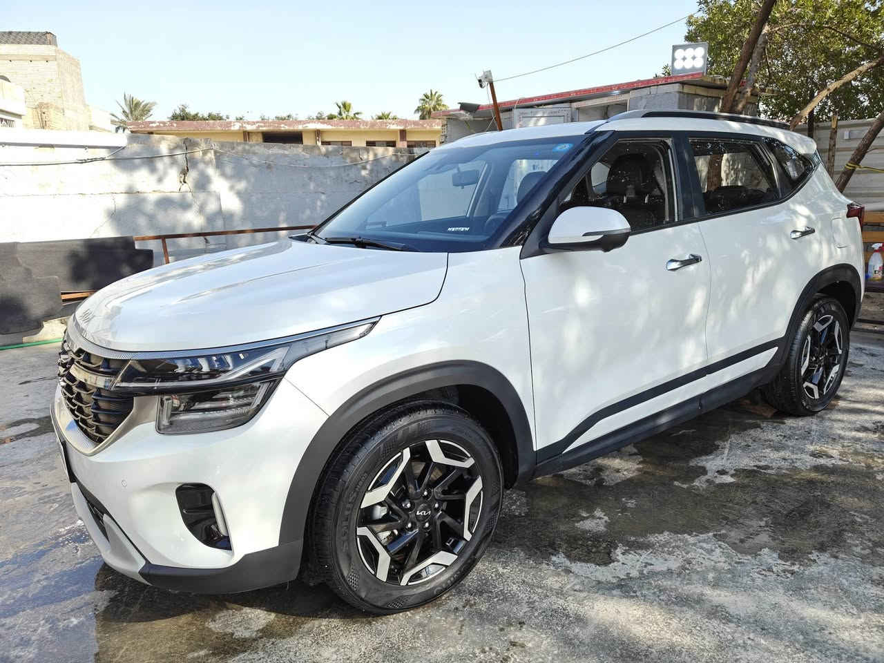 إعلان بيع سيارة كيا سيليتوس موديل 2024

السلام عليكم ورحمة الله وبركاته.

للبيع: كيا سيليتوس 2024 وارد الخليج (فول مواصفات)

· الحالة: وكأنها جديدة - ماشية 6,000 كم فقط.
· الضمان: مكفولة من كل شيء، واستلام شهر 1، وبضمان الوكالة. العدة والإسبير لم تستخدم.
· المدينة: بغداد (آخر إصدار).

---

المواصفات الأساسية المتكاملة (1/1):

· نظام بصمتين للفتح والتشغيل.
· سقف بانوراما.
· فرامل اليد الإلكترونية (بصمة).
· مقاعد جلدية مطعمة بلونين أنيقة.
· ميزة التثبيت على المنحدرات (Auto Hold).
· تشغيل ذكي بدون مفتاح (Auto Start).
· رادار أمامي للكبح التلقائي في الطوارئ.
· نظام تثبيت المسار.
· كاميرا خلفية + كاميرات محيطية (360 درجة).
· شاشة كبيرة متطورة متصلة مع لوحة العدادات (تدعم التطبيقات).
· حساسات محيطية (أمامية وخلفية وجانبية).
· تحكم صوتي بالأوامر.
· مثبت سرعة.
· وسائد هوائية محيطية.
· إضاءة LED عالية الجودة (الشباك + العدسات الأمامية).
· أغطية عجلات (ويل كاب) بلون التيتانيوم.
· إشارات مرور مدمجة في المرايا الجانبية.
· إضاءة داخلية LED.
· نظام مراقبة ضغط الإطارات.
· نظام منع الانزلاق.
· تكييف بارد جداً (دبل).
· منافذ شحن USB خلفية.
· تبريد للشاشة.
· ثلاث أنماط للقيادة (Drive Modes).

---

مميزات فريدة تختلف عن معظم السيارات الخليجية من نفس الموديل:

1. اللون: أبيض ميتاليك لامع (ليس أبيض عادياً).
2. الشاشة والعرض: شاشة متصلة ديناميكياً مع لوحة عدادات رقمية (دجيتال كلستر) متطورة تشبه الأنظمة الحديثة.
3. لوحة تحكم: شاشة تحكم منفصلة للتبريد مع أزرار فيزيائية مستقلة للتحكم بالصوت والراديو.
4. المقود: مصنوع من جلد طبيعي مع خياطة أنيقة، وليس بلاستيك.
5. نظام الكاميرات: 4 كاميرات محيطية (360°) عالية الدقة مدعومة بتقنيات ذكية لرؤية أوضح.
6. نظام صوت: متميز ونقي.
7. شاحن لاسلكي للهواتف.
8. إضاءة زينون أمامية قوية.
9. وظيفة ذكية: عند استخدام إشارة الانعطاف، تظهر الكاميرا الجانبية على الشاشة بدلاً من عدادات السرعة، مما يزيد الأمان.

---

· السعر: 18,800 دولار (قابل للتفاوض المعقول مع الجاد).
· للاستفسار أو المعاينة (مطلوب الجدية فقط):
  📞 ***********

---

ملاحظة: السيارة محفوظة وكأنها جديدة، وجميع خصائص الأمان والرفاهية تعمل بشكل ممتاز. فرصة ممتازة لمن يبحث عن سيارة اقتصادية وعملية بتجهيزات وكالة فائقة.

نتمنى لكم قيادة آمنة.
