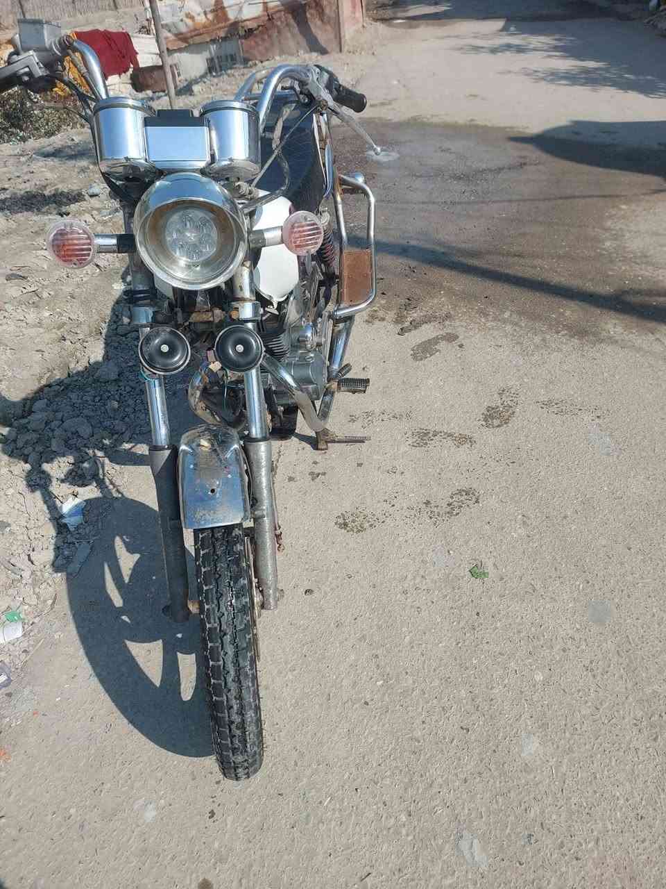 دراجة للبيع نوع هارلي قديم دراجة حلوه نضيفة سعر 250الف وبيها مجال بسيط تجي تكلب وشوف الي تفيدة يتصل ***********عنواني البصرة ابي الخصيب جيكور
