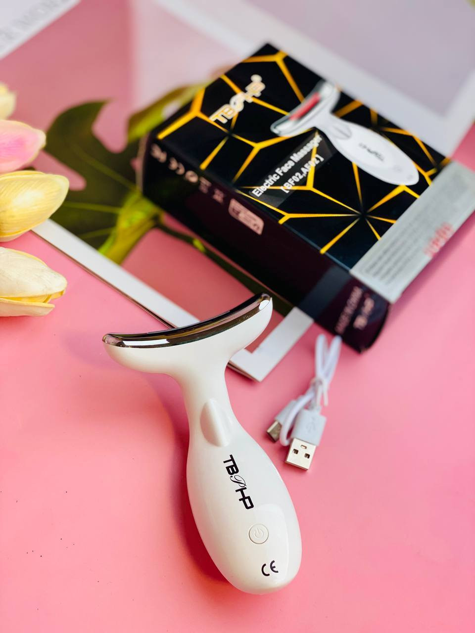 تي بي بي اتش بي جهاز تدليك الوجه الكهربائي لتدليك الوجه والرقبة لشد البشرة، قابل لاعادة الشحن بمنفذ USB، تعمل بالبطارية، ابيض

 فوائد جهاز  المنزلي التجميلي
✨✨
- الحد من ظهور التجاعيد.
- شد الجلد المترهل بمنطقة الوجه و الرقبة.
- رفع الخدود ورفع الحواجب .
- شد الذقن وإزالة الذقن المزدوج.
- يستخدم لتحديد الفك.
- إكساب نضارة ونعومة للبشرة.
- نتائجه مبهره وامن جدا 💯💆🏻‍♀️ 
يعمل الجهاز  لشد الوجه كمضاد للشيخوخة 💆🏻‍♀️✨
 يزيد من مستوى الكولاجين والإيلاستين في الجلد، ويوفر شد الجلد وبالتالي يساعد على استعادة الترهلات التي تأتي مع تقدم العمر.💆🏻‍♀️✨

 إنه تطبيق فعال أيضًا في الحاجبين وحول العينين👌🏻💆🏻‍♀️
عبارة عن تقنية تجميلية غير جراحية🎀💆🏻‍♀️
. وتعتمد على الموجات فوق الصوتية المركزة عالية الكثافة لتوليد طاقة حرارية في طبقات البشرة السطحية والعميقة✨💆🏻‍♀️https://whatsapp.com/channel/0029Vb6CNF2EquiRAycW0j1i للحجز والاستفسار راسلو على الخاص او على الواتساب ***********
