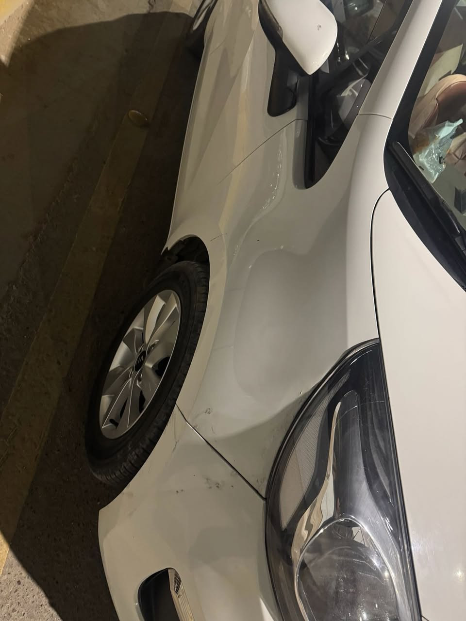 سلام عليكم
من رخصت الدمن
ريو مديل 16 خليجية ماشية 29 الف  مكفولة ماعدى بارد بلجاملغ الايمن مكحمثل ماواضح بلصورة والجاملغ الخلفي هم موضح بلصورة بي بارد اصبع فقط على وضعة مامصلح تجي وشوف وتقتنع  سبير مانازل السيارة مالك واحد من الشركة كتلوكاتهة وياهة هم مري شفط تحكم ستيرين ثلاجة بيهة السيارة احلة من الصورة  للستفسار ***********
