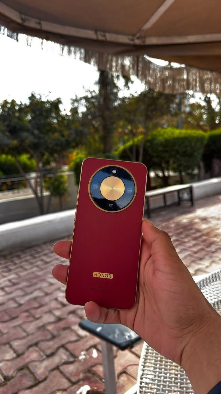 السلام عليكم 
Honor x9d
ذاكره 256
عشوائيه 12
بطاريه 8300
كاميرا108mg 
شاشه 120 هيرتز 
الجهاز نضيف حيل  استخدام شخصي قليل 
الضرر .. فقط كسر بسيط بطارف الشاشه ما مأصر ابد عل استخدام 
السعر : 310 وبي مجال 
مكاني تكريت القادسيه للتواصل الرقم ***********

