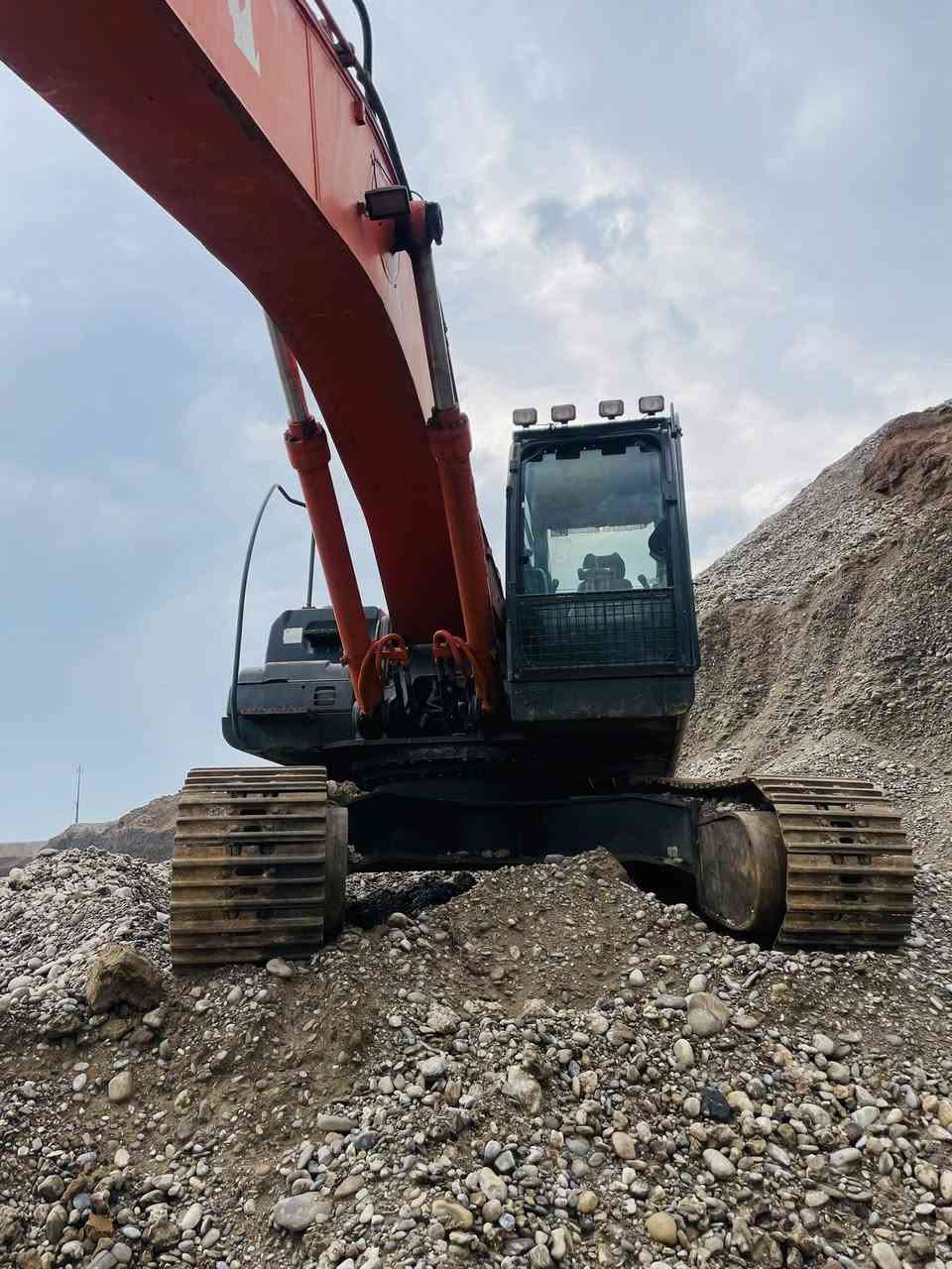 حفارة هيتاشي حجم 350ZX انجكتر 2011اربيل شرط من كلشي للاستفسار     ***********..***********
