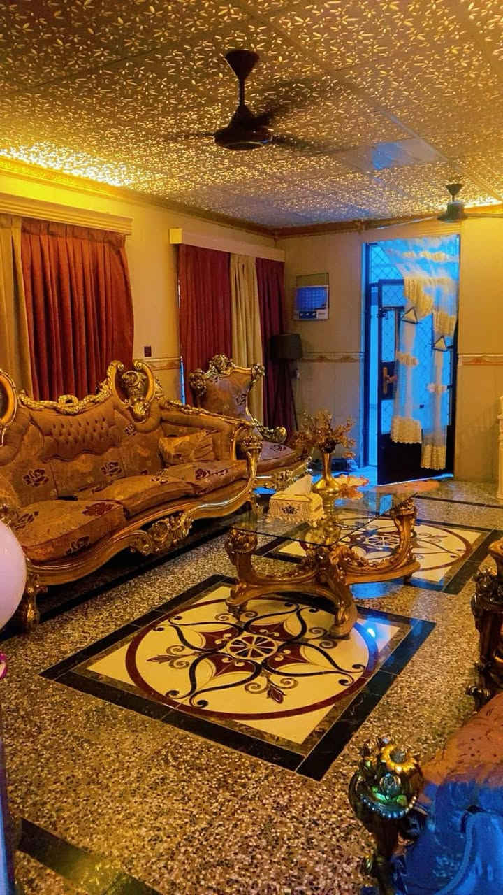بيت للبيع مساحته ١٢٠ طابو صرف  مكانه دوره ابو دشير قريب على بيت جباره بالشارع العريض يحتوي على استقبال واسعه وثلاث غرف وثلاث صحيات وكراج يسع سياره البيت طابق ونصف ***********
