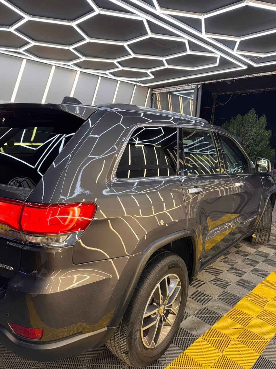 للبيع جيب كراند شيروكي لميتد وارد أمريكي موديل 2018 فول مواصفات 
فور ويل شاشه كامره خلفيه كشنات ستيرن تدفئه حساسات امامي خلفي مري جانبيه تدفئه وانذار جميع كهربائيات السياره شغاله السياره جديده مثل مموضح بل صور عدا الدعاميه لائماميه بيها ضرر بسيط 

حادث السياره بلخارخ بنيد ودعاميه امامي بدون ايرباك 

رقم السياره بعد التحويل يتحول انكليزي الرقم الجديد
السعر 25الف$ وبيها مجال 
الشراي يتصل ويدلل 
***********
