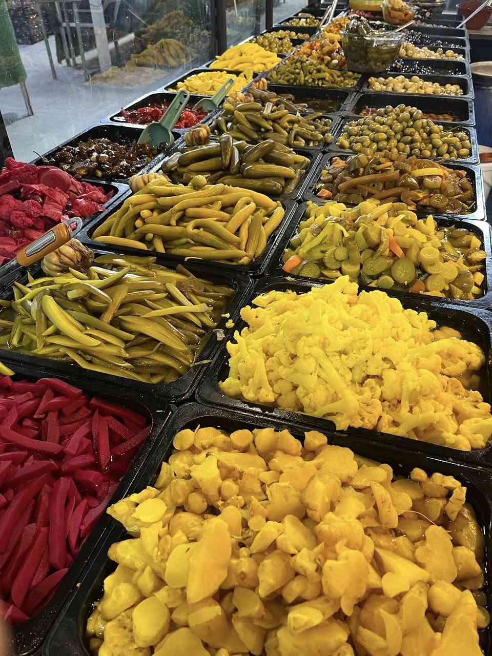 للطعم عنوان جرب و ماراح تخسر شي يتوفر لنا جميع أنواع الطرشي و الاجبان ولبن وروبه يتوفر توصيل داخل مجمع #بسماية على الرقم *********** 🚚📞
