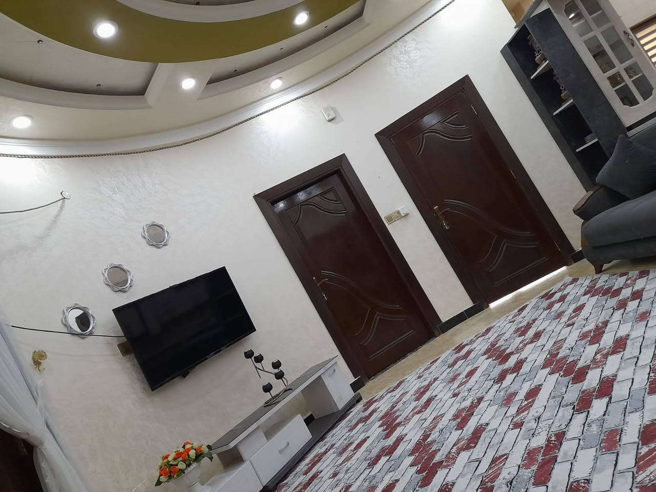 #**دار سكنية وتصلح تجارية % للبيع في مناوي لجم خلف مول البصرة موقع جدا مميز ***
المساحه 300 متر ... الواجهه 12.5 متر بناء طابقين حديث الطابق الثاني يحتوي على شقق عدد 2
 سنة البناء 2020 الموقع ممتاز ( تجاري وسكني ) 

تفاصيل الطابق الأول : يحتوي على 
# غرف نوم 2 بنظام سويت منعزل 

# أستقبال 
# صالة + مطبخ نظام تركي مفتوح 
# صحيات خارجية 
# كراج يسع 3 سيارات 
_______________________
تفاصيل الطابق الثاني : مساحة كل شقة 130م

الشقة الأولى : 
# غرف عدد 2
#صالة +مطبخ مفتوح
# صحيات 
_______________________
الشقة الثانية : 
# غرف عدد 2
# صالة +مطبخ مفتوح 
#صحيات 
_______________________
المنطقة قيد الأنجاز من بنى تحتية وتبليط .... 
الاستفسار تواصل خاص...


**إذا كنت صاحب هذا الإعلان وتريد حذفه لأي سبب، رجاءا أرسل رسالة إلى الدعم الفني**