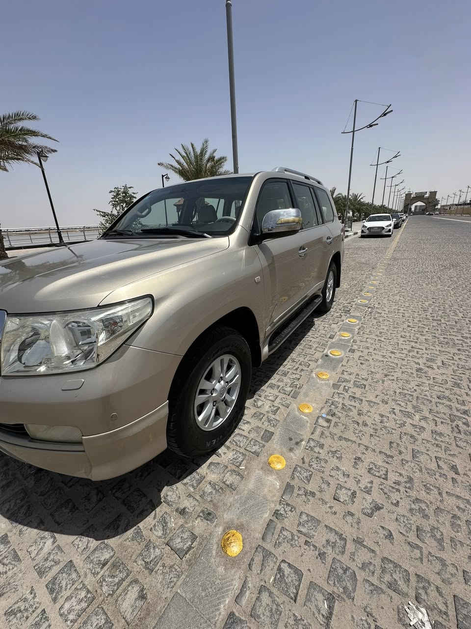 لاندكروز 2009 لون ذهبي  6 سلندر رقم بصره باسمي سنويتها تنتهي 29 السياره مكفوله كفاله عامه حتى الدعاميات مكفوله  عدا البنيد مرشوش كلير اثر جراد السياره نظيفه جدا استخدام شخصي ماشيه 205 الف كيلو حداديه جديده طخم تابر تبريد ثلاث قطع ثلاجه فتحه بالسقف حساسات مرايات كهربائيه تحكم ستيرن السعر المطلوب 280 ورقه او مرارس بلاندكروز احدث وانطي فرق 
للاستفسار *********** مكان السياره البصره
