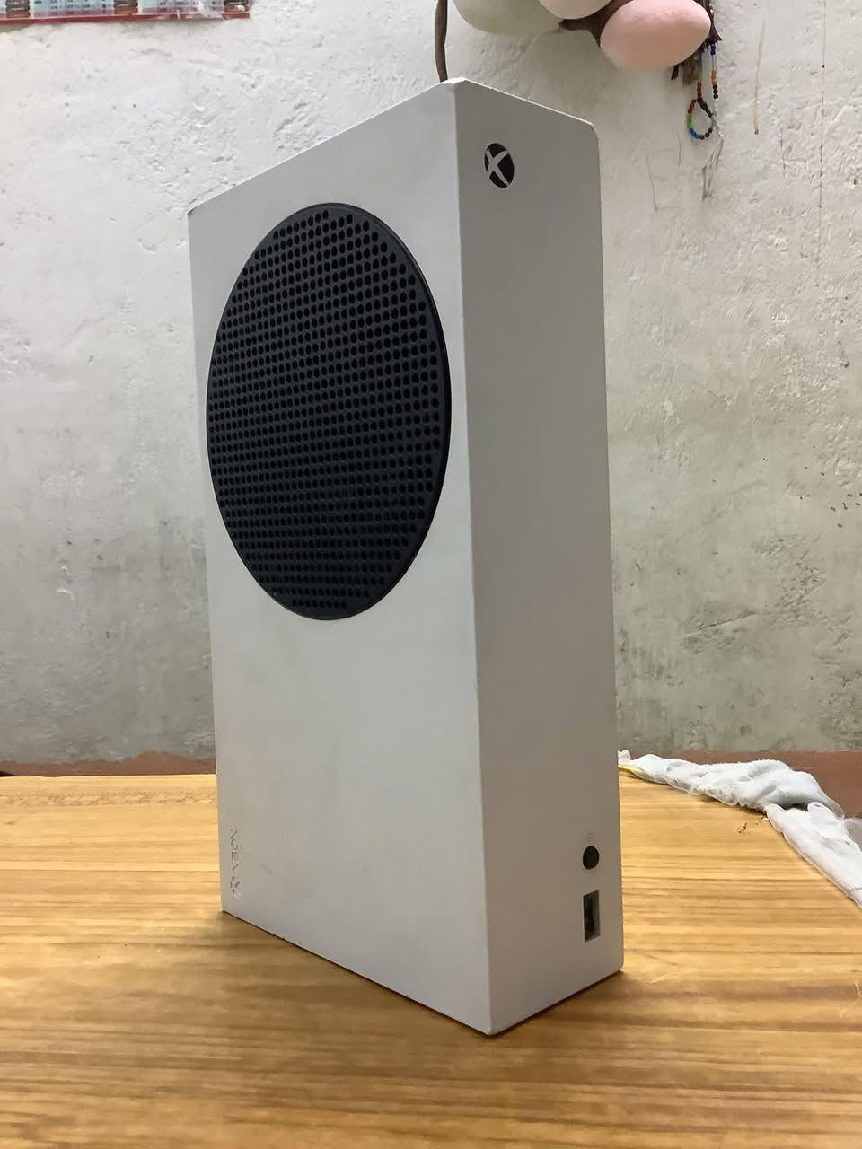 سلام عليكم شبابت اسم البلي اكس بوكس سيريس اس او سعره 350 بدونا الدركسون او إذا اتريد الدركسون يصير سعره 400 الدركسون يحتوي علا دواسات و كير 6 نمر و إذا عندك ملاحضه تعال خاص او اتصل علا هذه الرقم ***********
