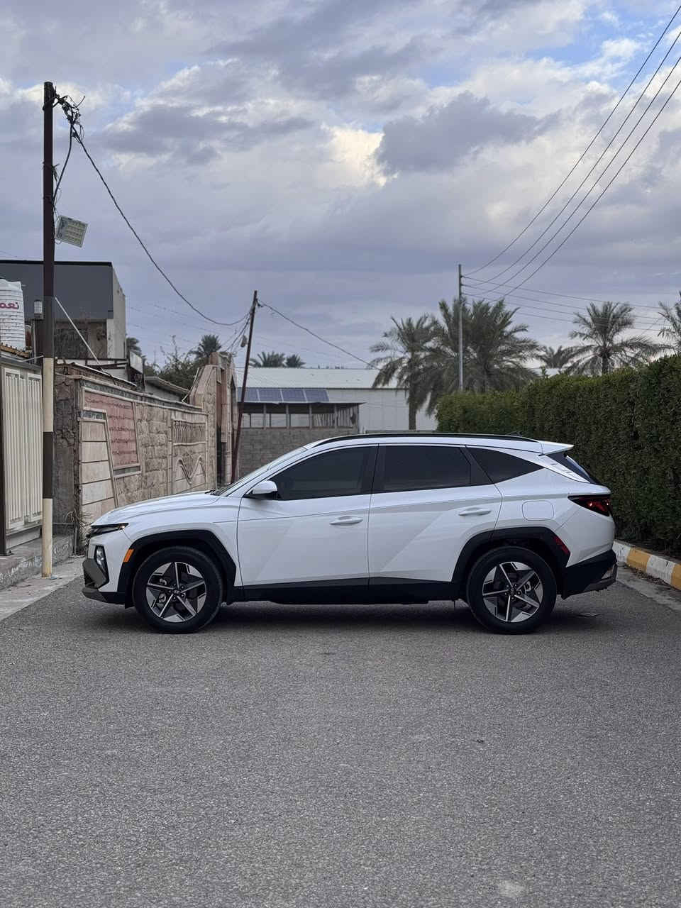 السلام عليكم ( Hyundai Tucson 2025 )
المواصفات : 
شاشه 12.3 بوصة متصل 
تبريد شاشه منفصل قطعتين 
داخل ابيض 
تدفئه كشنات 
كشنات كهرباء 
بصمه 
تشغيل عن بعد 
رادارات امامي خلفي 
كامره دوار 
اوتو بريك 
حساسات 360 درجة 
نقطه عمياء 
تنبيه حركة المرور الخلفيه 
نظام تحديد المسار 

ضررها : السياره بدون قطرة صبغ فقط بارد بقبق الجنطه وبارد بخشم البنيد بدون دواخل السياره على وضع البلاد كلشي ما تبدل بيها 
ماشيه : 200mil
السعر 205$ 
الرقم : ***********

