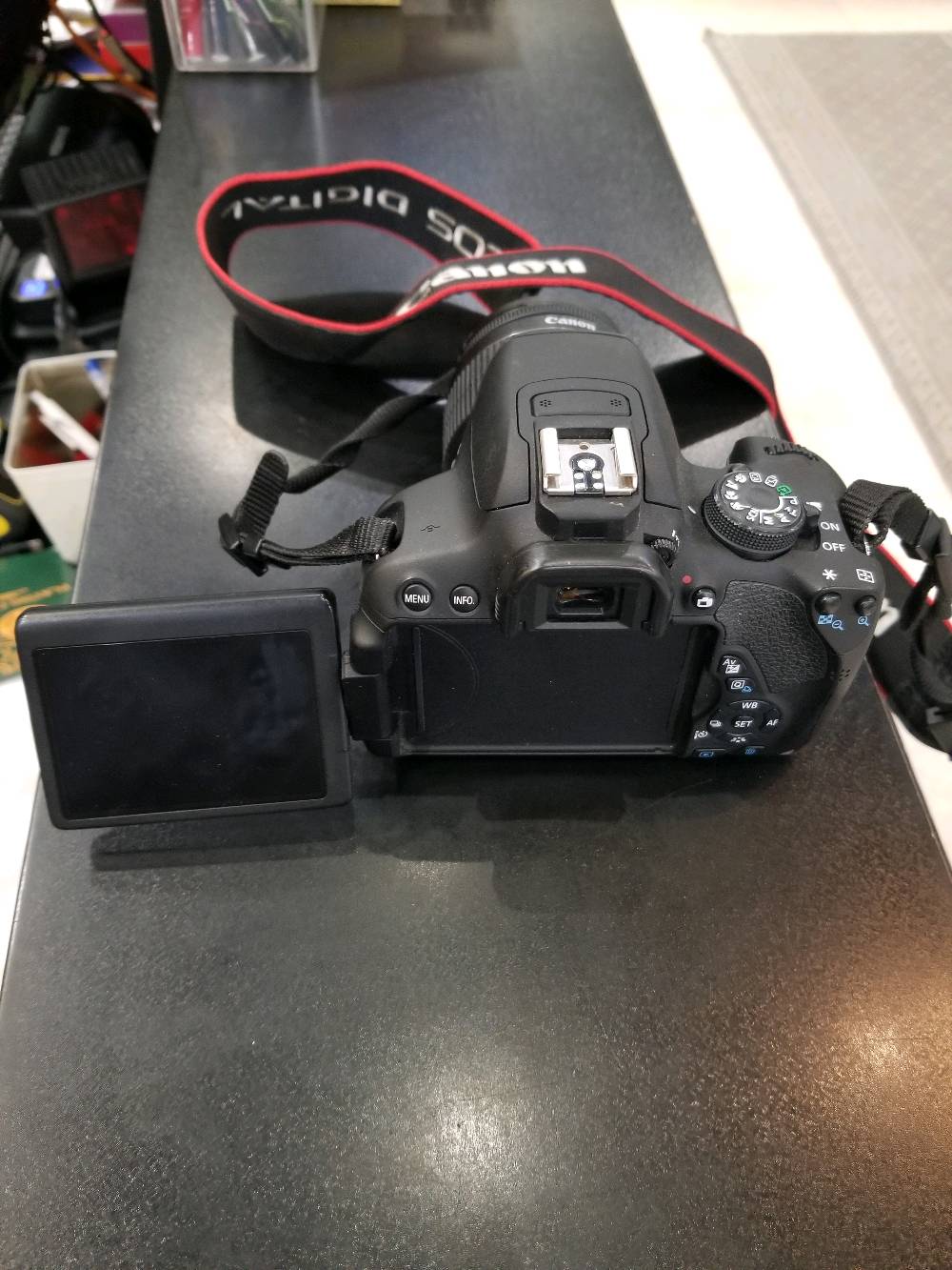 كاميرا Canon EOS 700D الأصلية.
تركيز تلقائي سريع وجودة صور ممتازة.
مناسبة للتصوير الفوتوغرافي، الفيديو، وصناعة المحتوى.
تشمل: العدسة الأصلية، البطارية، الشاحن الأصلي، الجنطة الأصلية، والحزام.
الحالة: نظيفة جدًا وتعمل بكفاءة 100%.