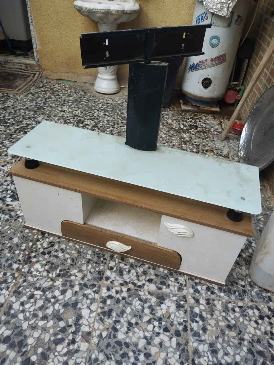 السلام عليكم ميز بلازمه نضيف للبيع السعر 15 الف كربلاء ***********
