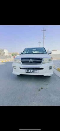 تويوتا لاندكروزر  موديل 2013 لون ابيض لؤلؤي محرك 8سلندر /4600 حساسات،،...