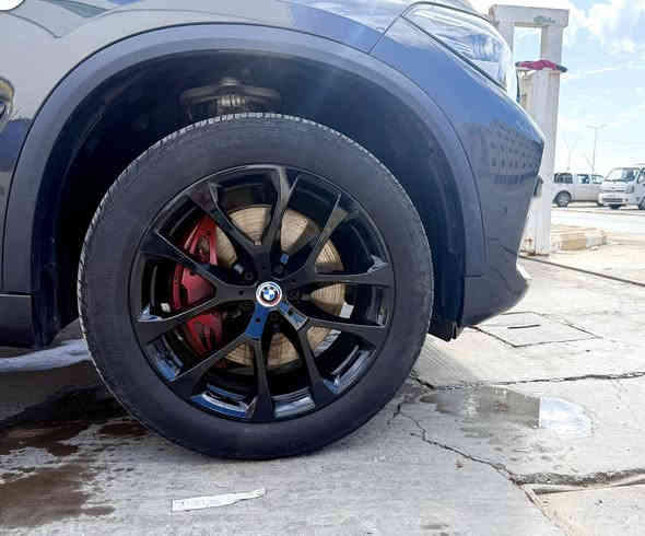 بي ام X5 للبيع موديل 2023 
🔴السيارة فول مواصفات 
كاميرا 360 +كشنات تدفئة+ بانوراما + جكات +نقطة عمياء+ تثبيت سرعة + هايبرد بانزين وشحن وهايبرد 
السياره فول مواصفات 
🔴ماشية 23 الف فقط 
🔴ضربتها موجودة بالصور خفيفه كلش دعاميه خلفية بدون ايرباك ولا شواصي ولا لغد وكلشي مكفول بشرط 
🔴السعر 47000$ 
للاستفسار : ***********
