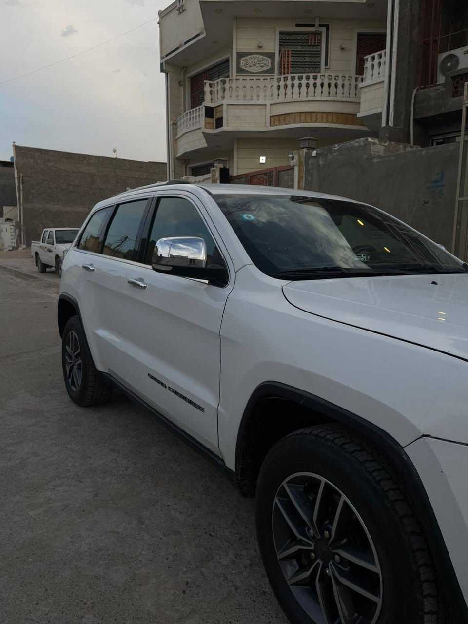 سلام عليكم 
2019Jeep وارد امريكي
فول عده لفتحه لمتد
مواصفاتها معروفه 
تخم تايرر جديد 
حداديه جديده
سياره نضيفه ميحتاجلها ترتيب 
وسونار موجود بالمنشور واي تفاصيل بالخدمه 
***********
مكان بغداد
