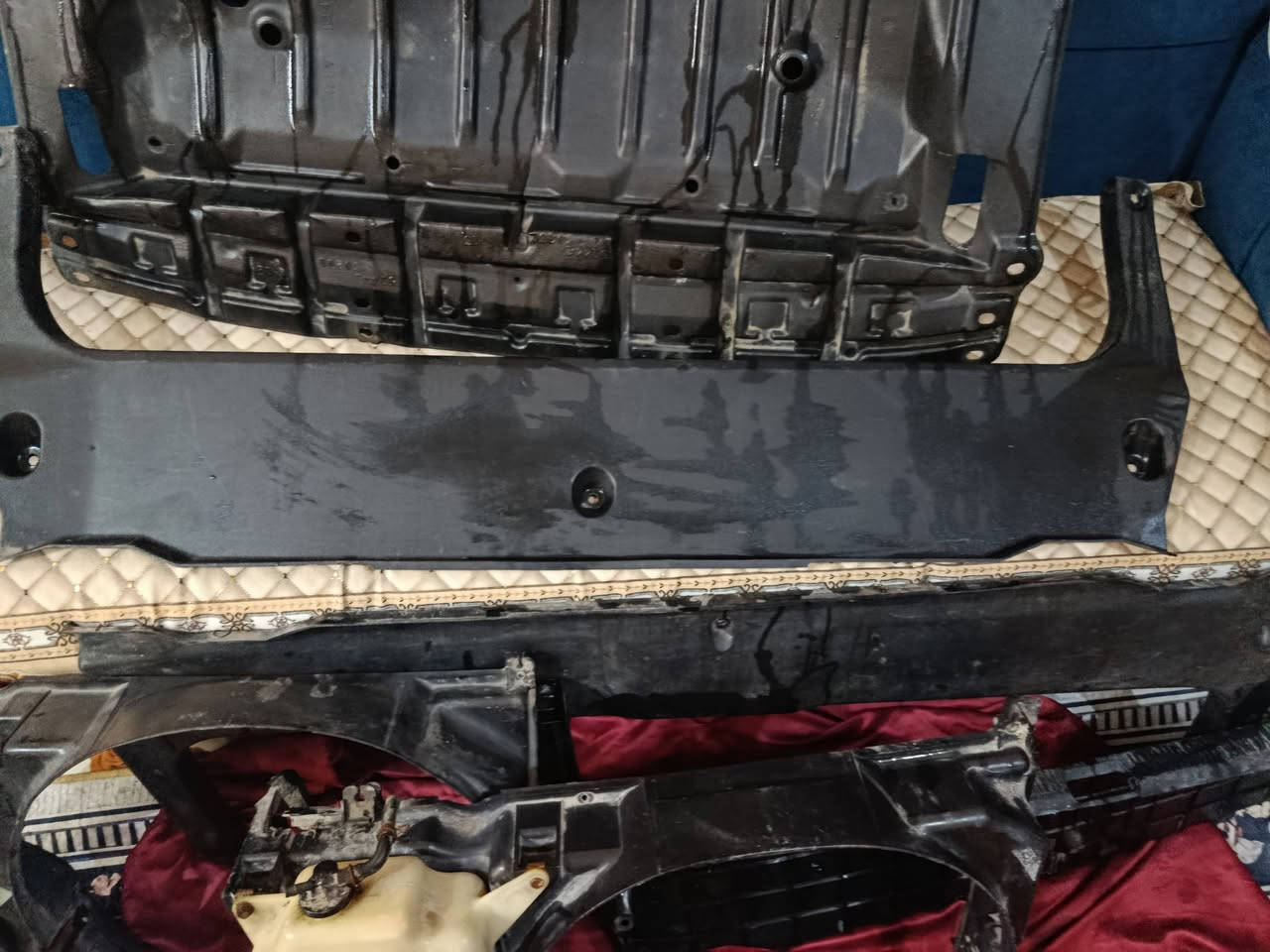 السلام عليكم للبيع غراض راس الثور حاظن راديتر عدد 2ودرع المكينه وعظمات مآل البدنه الخلفبه مآل الصندوك وستيرن عادي إلي يفيدنه 
العنوان البصره ***********
