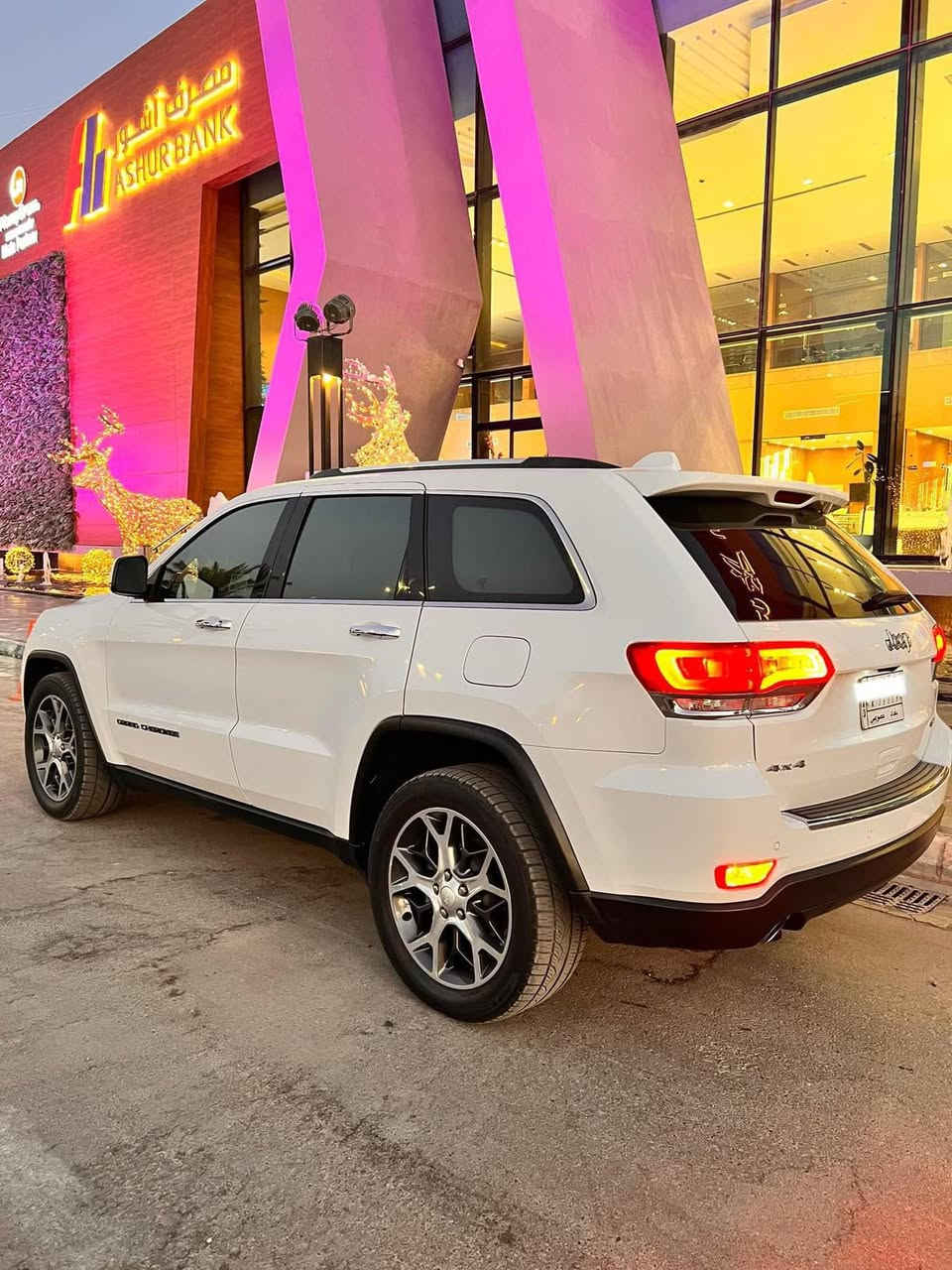 خليجي 2019 Jeep Grand Cherokee Limited Plus .
المواصفات :

* ماشية 58000
* شاشة كبيرة  8.4 انج .
* كامرة خلفية .
* رادار امامي .
* نقطة عمياء .
* داخل جلد Off white .
* دفع رباعي 4X4 .
* المقاعد الامامية كهرباء .
* ذاكرة لحفظ وضعيات الجلوس .
* المقاعد الامامية تدفئة + تبريد .
* تدفئة ستيرن .
* تدفئة المقاعد الخلفية .
* ويل قياس 20 انج .
* سقف بانوراما.
* نضام الملاحة (GPS) .
* نضام خاص للطرق الوعرة .
* مصابيح امامية زنون .
* نظام تشغيل واطفاء المحرك اوتماتيكي للتوفير من صرف *الوقود ( Auto Start ) .
* بروجكتر امامي زنون .
* تشغيل عن بعد .
*صندوق كهربائي .
* حساسات امامية .
* حساسات خلفية .
* بخار ماء لتنضيف المصابيح الامامية . 
* مرايا بخاصية للتعتيم الذاتي . 
* نضام Carplay .
* نضام ECO لتقليل صرف البنزين .
* نضام SPORT .
* نضام Cruise لتثبيت السرعة .
* شفتات ستيرن .
*  كشافات ضباب خلفية . 
* نضام SNOW .
* نضام SAND .
* نضام RCCK .
* نضام MUD .
*ملاحضة السيارة مكفولة عدى (تعديل بارد على كد شبر بشفة البونيد + ٤ رصعات صغيرة  حالوب)
*تخم تاير جديد - بطاريات جديدة 
*السعر 32000$
*العنوان/ بغداد - شارع فلسطين
*هاتف/***********

