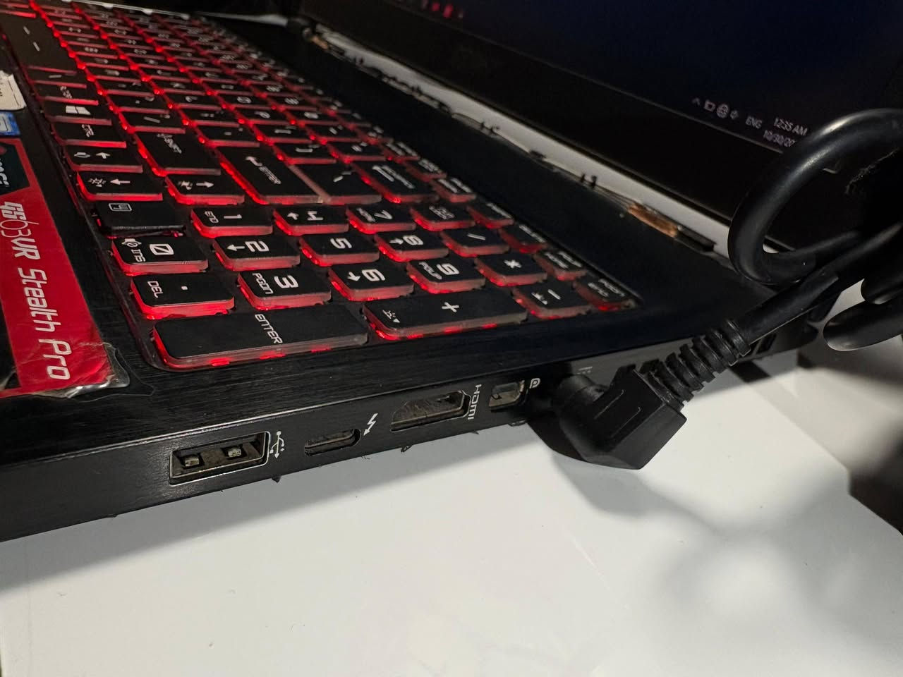MSI Stealth Pro وحش الألعاب.. للبيع أو المراوس!
سلام عليكم يا أهل الخير..

عندي هذا اللابتوب MSI GS63VR Stealth Pro، جهاز جبار ومعروف بقوته وشغله.

المواصفات للمهتمين:

​المعالج: Core i7-7700HQ.

​كرت الشاشة: NVIDIA GeForce GTX 1060 (6GB).

​الرام: 16GB DDR4.

​التخزين: 256GB SSD + 1TB HDD.

​كيبورد SteelSeries ونظام صوتي عالي الجودة.

​ملاحظة بخصوص الحالة: الجهاز شغال وما بيه أي مشكلة تقنية، لكن مثل ما موضح بالصور، يحتاج شوية ترتيب خارجي بخصوص غطاء الشاشة (المفصلات) والبطاريه ضعيفة ولكن يشتغل الابتوب طبيعي على الشاحنه. 

الابتوب يفيد للألعاب والمنتاج والدراسه والتطبيقات الهندسية المتوسطه. وللتصفح والاستخدام اليومي 

​السعر: راسلني ونطيني سعرك، وإذا اتفقنا نتوكل على الله، وبالعافية عليك مقدماً.

أو أراوس بلابتوب ثاني حسب نوع الجهاز اللي عندك.

​للجادين فقط، المراسلة عالخاص، وتدللون.


**إذا كنت صاحب هذا الإعلان وتريد حذفه لأي سبب، رجاءا أرسل رسالة إلى الدعم الفني**