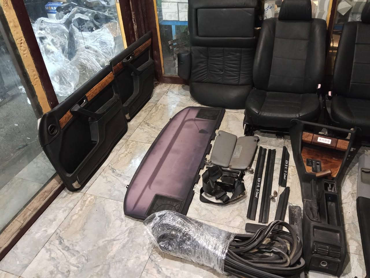 السلام عليكم 
غرفة 700 كاملة من الدشبول لدشبول باب قصير 
مع تنته وارضيه كشناات كهرباء 
العنوان الحله الحي الصناعي شارع العام شركة المركزي علي يوسف 
***********
