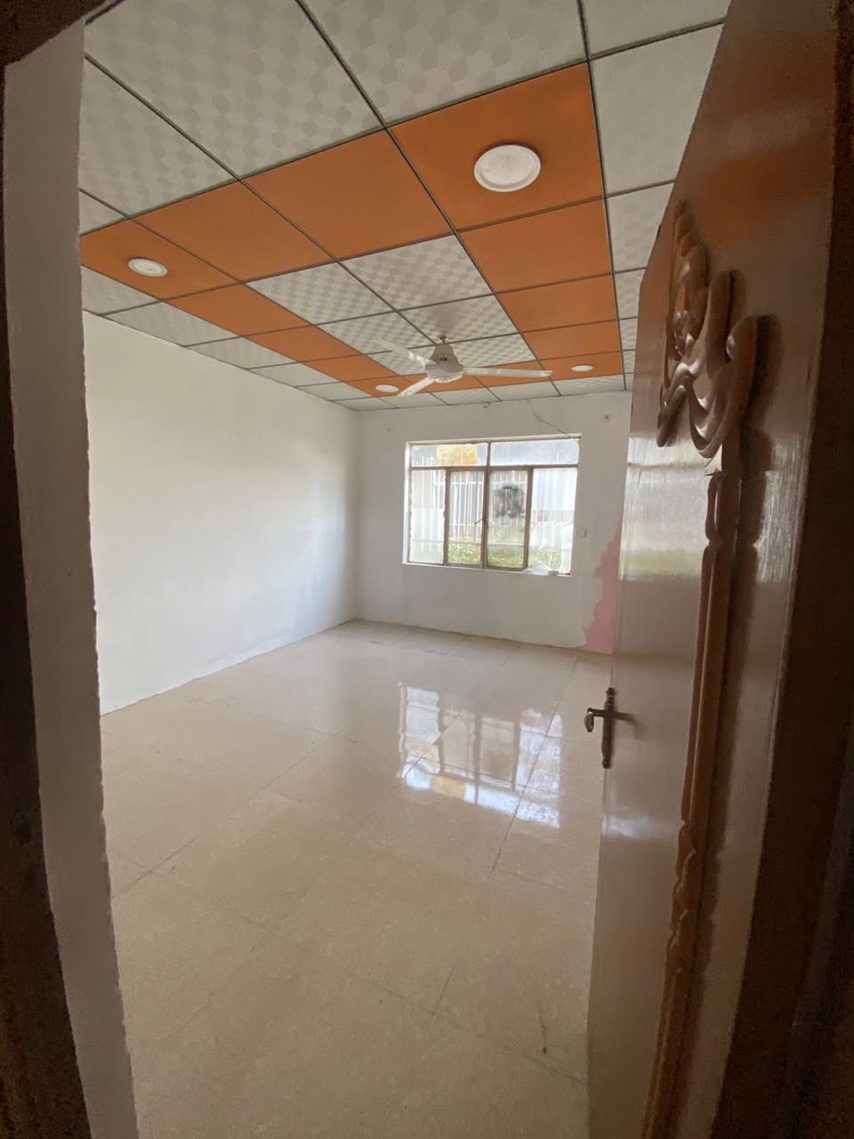 السلام عليكم 
دار للايجار في حي المثنى 
مساحة ٢٠٠ متر طابق ونص
يحتوي على مجموع ٤ غرف نوم وهول واستقبال ومطبخ وصحيات وكراج
بدل الايجار ٦٠٠ الف وقابل للتفاوض

مكتب صفوان السنجاري 
***********
***********
