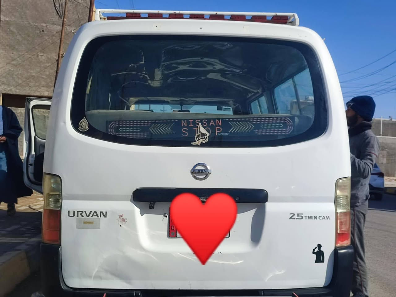 هاذا سياره نيسان للبيع السعر 135 كربلاء باب كهربائي دوشمه جديده ونظيفه السياره الرقم ***********
