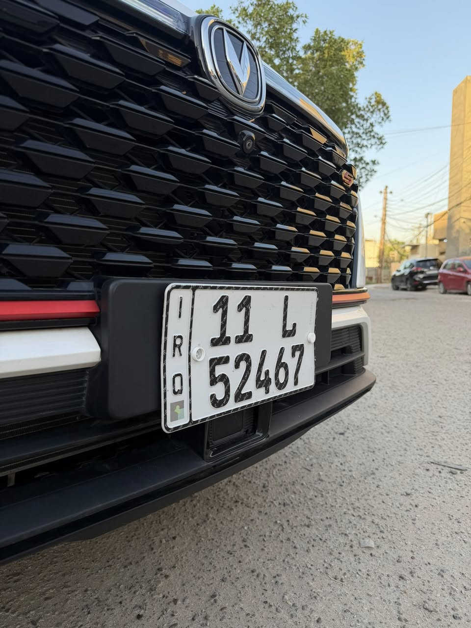 شانجان  cs35 بلس اعله مواصفات بحاله الوكاله
ماشيه 10 الف كيلو فقط باسمي حره تحويل ثانيوم
مكانه بغداد الكرخ

معروضة للبيع سيارة Changan CS35 Plus موديل2025الفئة الأعلى في مواصفاتها  بحالة الوكالة وتصميم عصري يجمع بين الرياضية والفخامة الاقتصادية.

​⚙️ المواصفات الميكانيكية والأداء:

​المحرك: 1.4 لتر تيربو (Blue Core) بنظام حقن مباشر GDI، يولد قوة 156 حصان.

​ناقل الحركة: أوتوماتيك 7 سرعات مزدوج القابض (DCT) أداء سلس وقوي.

​عزم الدوران: 260 نيوتن متر لإنطلاقة مميزة.

​اقتصاد الوقود: ممتازة جداً واقتصادية (خزان وقود بسعة 53 لتر).

​✨ المظهر الخارجي والرفاهية:

​فتحة سقف بانوراما بالكامل تعطي رحابة للمقصورة.

​إضاءة أمامية وخلفية Full LED بتصميم ثلاثي الأبعاد مع مستشعرات تلقائية.

​جنوط ألمنيوم مميزة مقاس 18 إنش.

​صندوق أمتعة خلفي ذكي (يفتح ويغلق كهربائياً بلمسة زر).

​💺 المقصورة الداخلية والتقنيات:

​مقاعد من جلد النابا الفاخر باللونين العسلي والأسود الرياضي.

​شاشة وسائط رقمية باللمس مقاس 10.25 إنش مجهزة بنظام الملاحة وربط الهاتف.

​نظام تكييف أوتوماتيكي مع فتحات تكييف خلفية وفلتر تنقية الهواء المتطور PM2.5.

​تشغيل عن بعد + زر تشغيل المحرك (بصمة) + فرامل يد كهربائية.

​🛡️ أنظمة السلامة والأمان (الأعلى في فئتها):

​كاميرات محيطية 360 درجة لكشف كامل الزوايا (رؤية عين الصقر).

​مثبت السرعة التكيفي (ACC) الذكي مع خاصية التوقف والتسارع التلقائي.

​نظام التحذير من التصادم الأمامي مع الفرامل النشطة للتوقف
 الطارئ.

شحن وايرليس

​نظام التحكم الإلكتروني بالثبات من بوش (BOSCH ESP 9.3).

​حالة السيارة: بحالة الوكالة جاهزه 100٪

​الضمان: [ تحت ضمان الوكالة]
 مهندس عبدالله
***********
