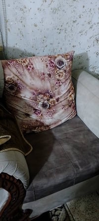 كنب مودرن • بني فاتح رصاصي • مخدات مزخرفة